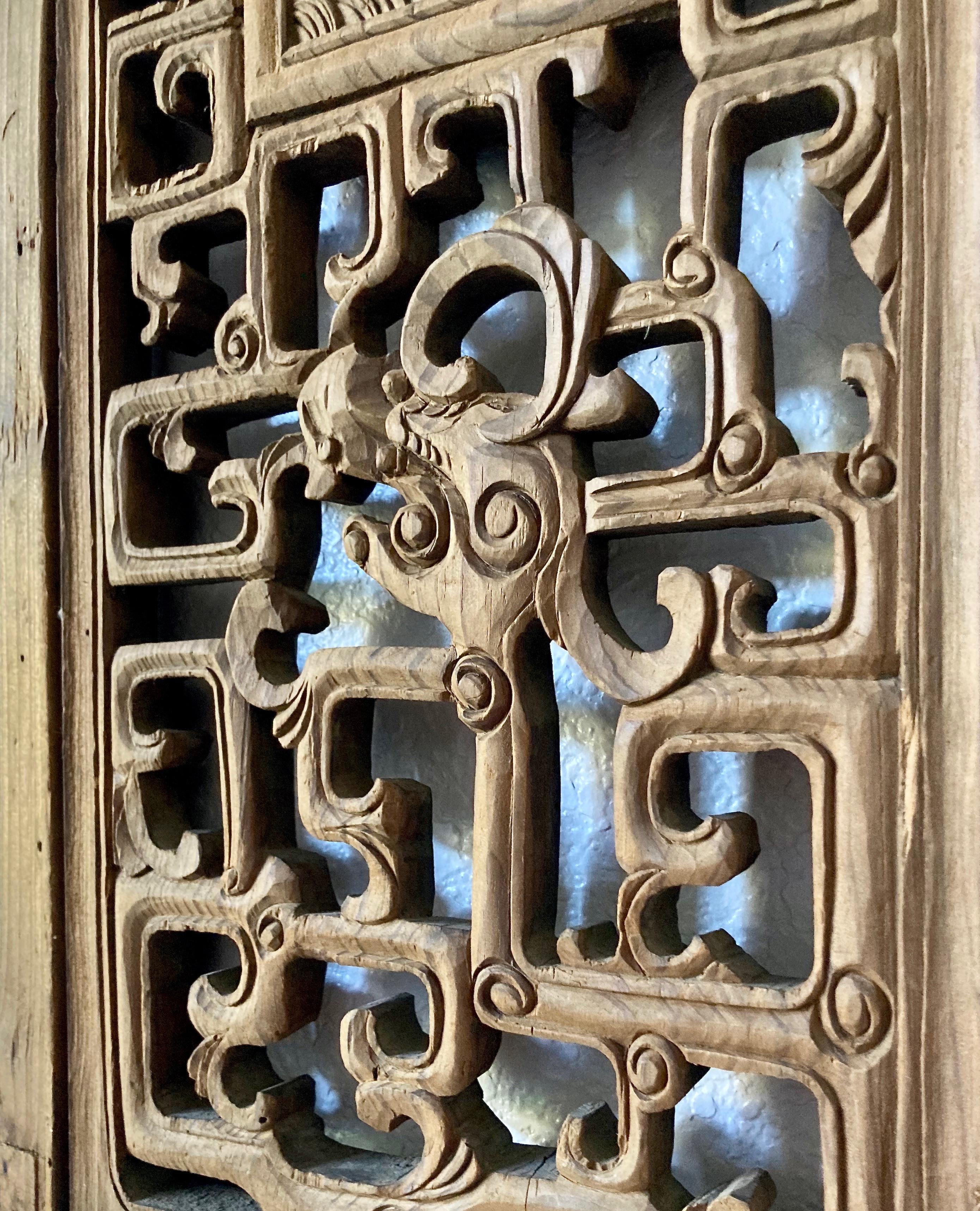 Panneau de fenêtre chinois ancien en bois sculpté en vente 1