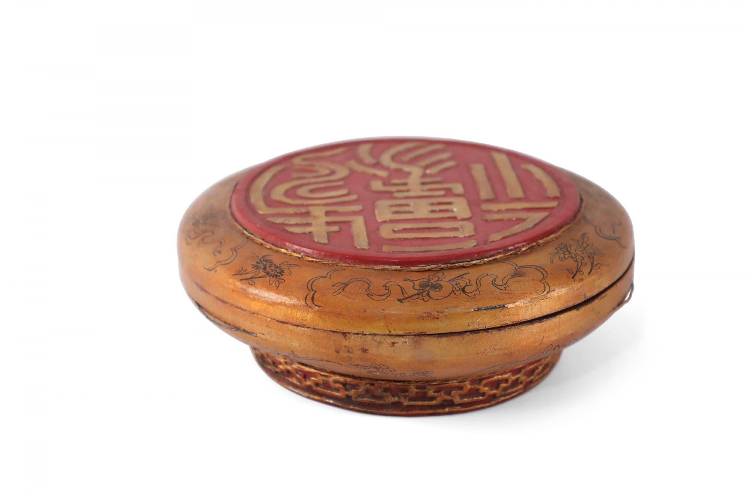 Antike chinesische geschnitzte Holzschnitzerei in Gold und Rot, dekorative Schachtel im Angebot 3