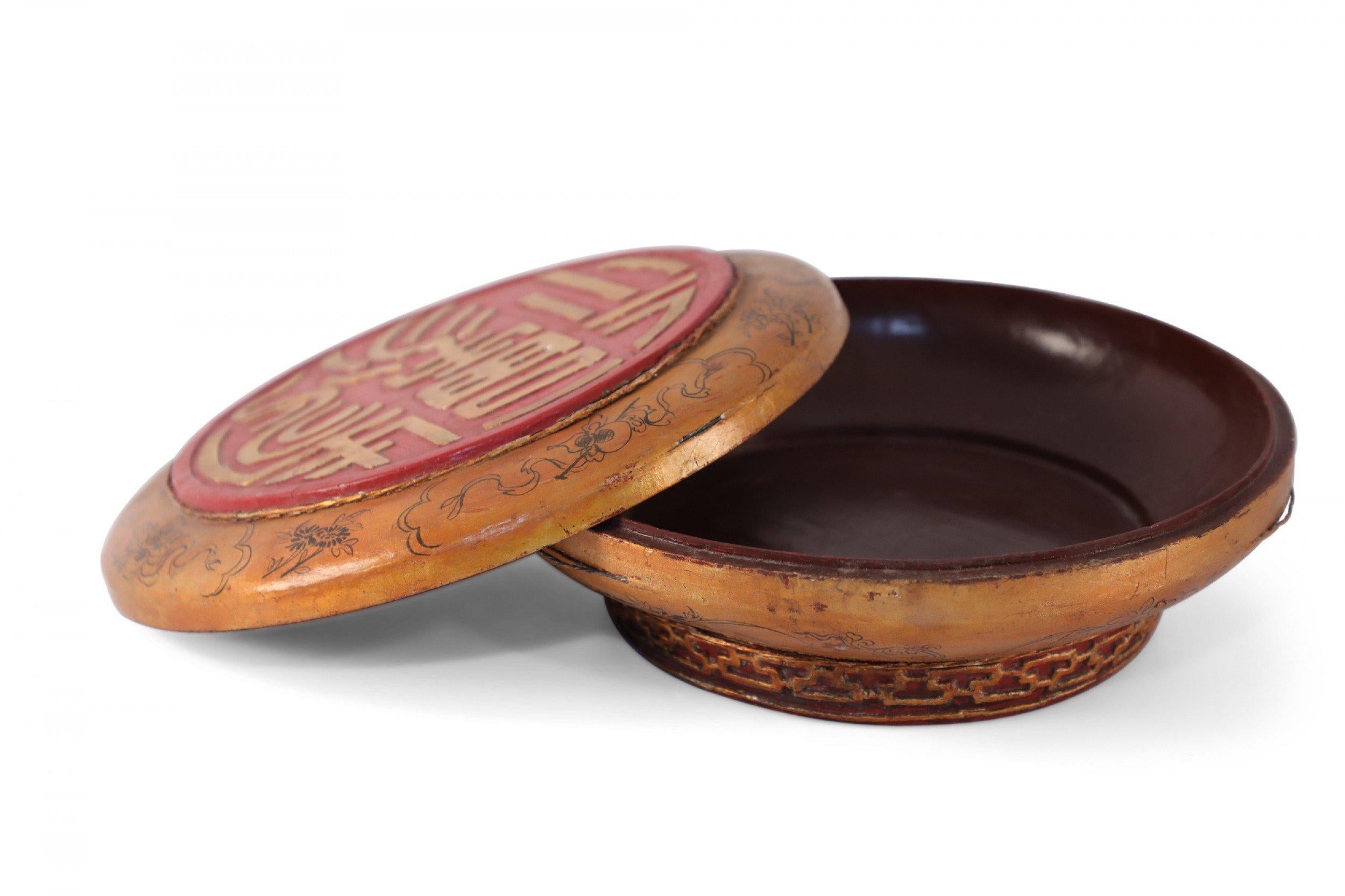 Boîte décorative chinoise ancienne en bois sculpté or et rouge en vente 5