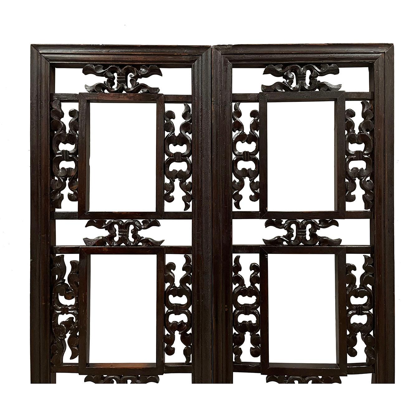 Dies ist ein Paar von chinesischen antiken Open geschnitzt Innenraum hölzerne Fenster Screen Panels. Es zeichnet sich durch ein wunderschönes, offen geschnitztes, traditionelles chinesisches Volkskunstdesign und einige detaillierte dekorative