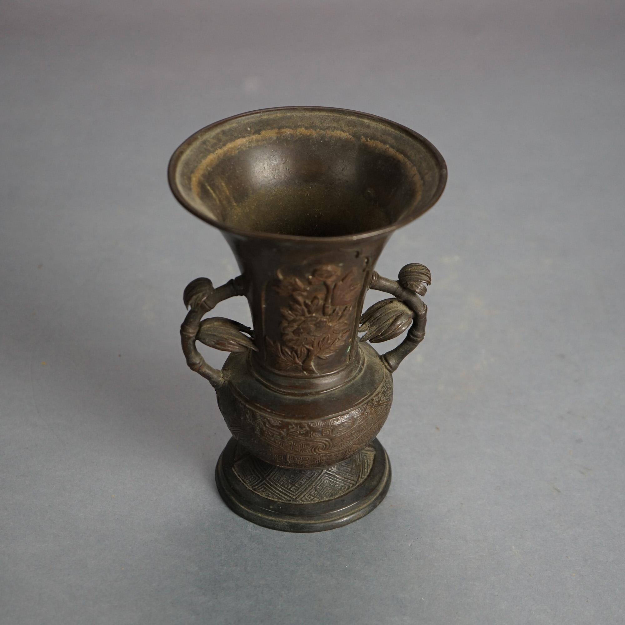 Antike chinesische Gussbronze floral dekoriert Vase mit Branch Form Griffe 18C

Maße - 6,5 