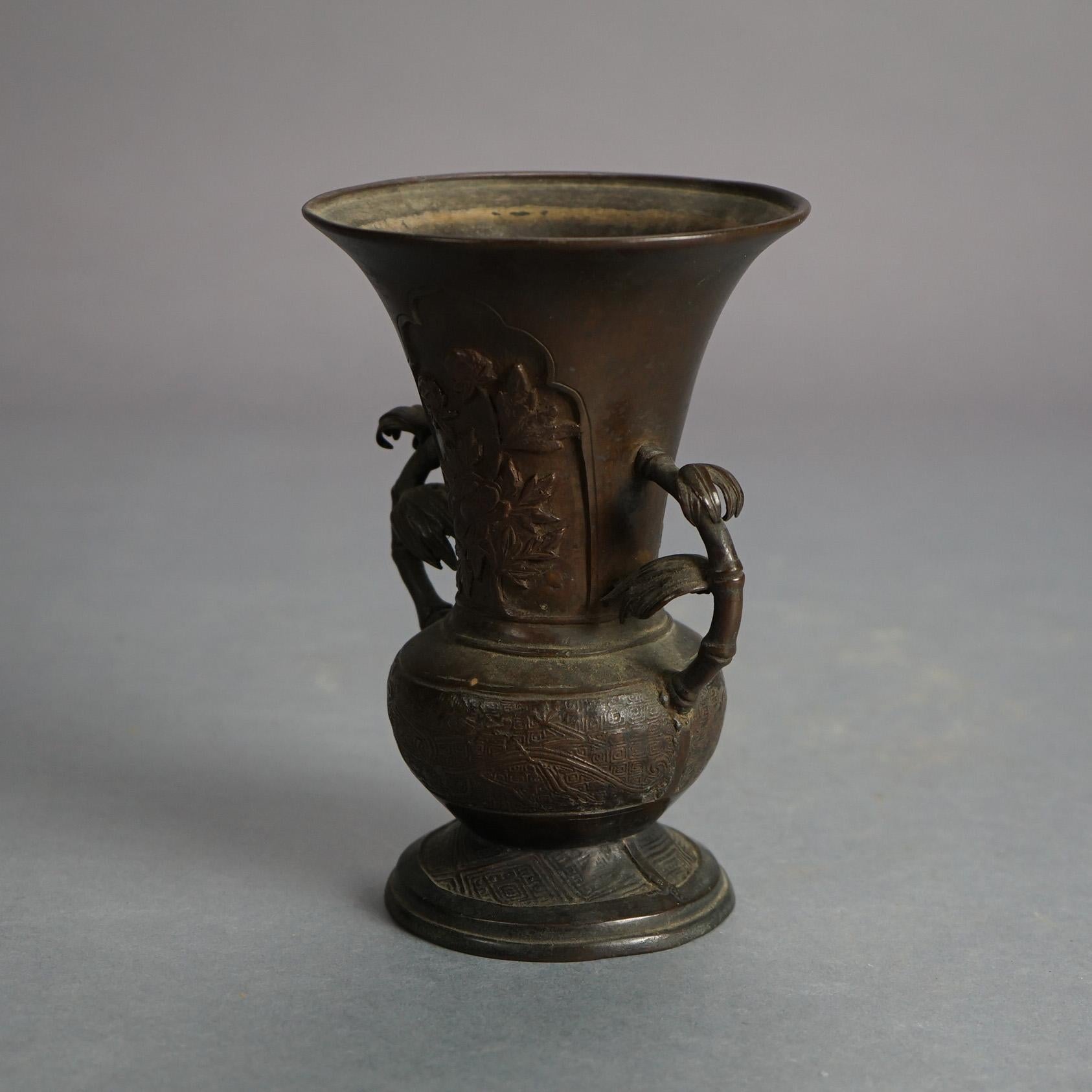 Antike chinesische Gussbronze floral dekoriert Vase mit Branch Form Griffe 18C (18. Jahrhundert und früher) im Angebot