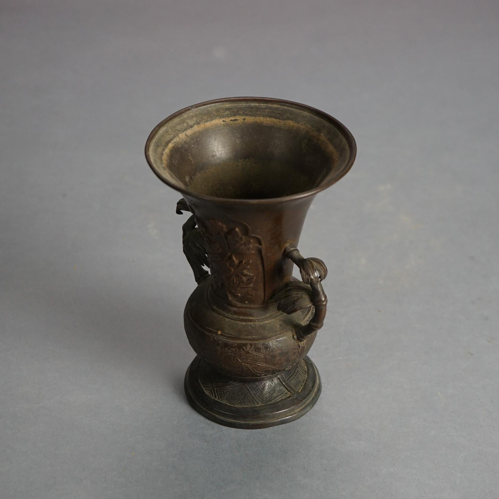 Antike chinesische Gussbronze floral dekoriert Vase mit Branch Form Griffe 18C (Bronze) im Angebot