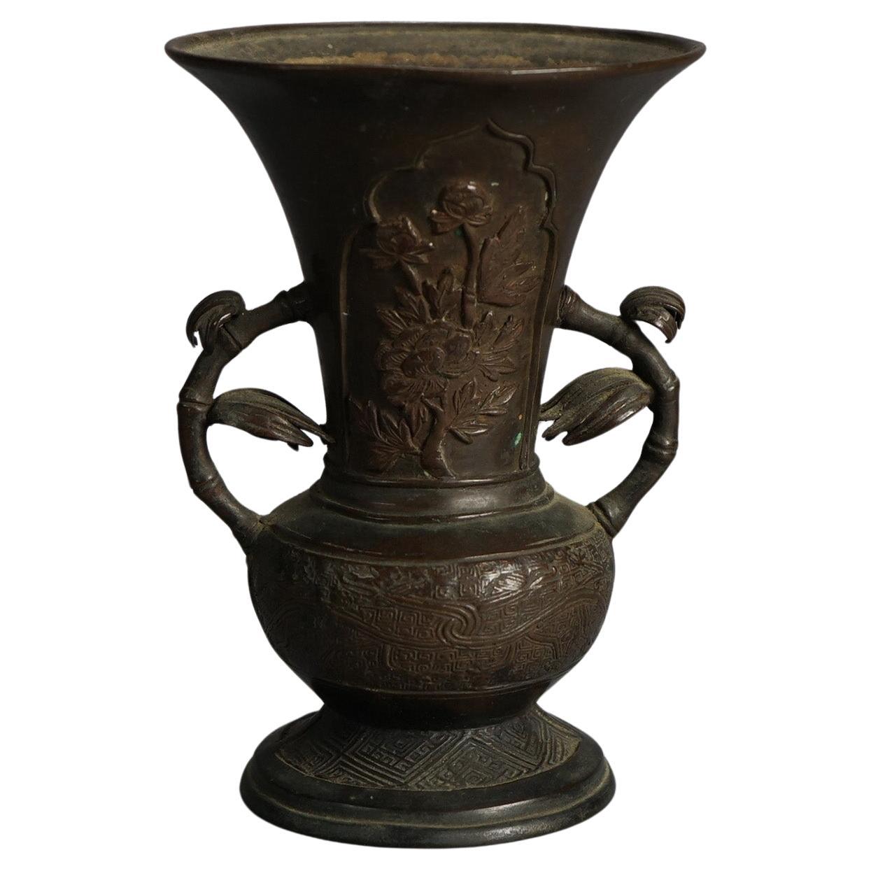 Vase chinois ancien en fonte de bronze à décor floral avec poignées en forme de branches 18e siècle
