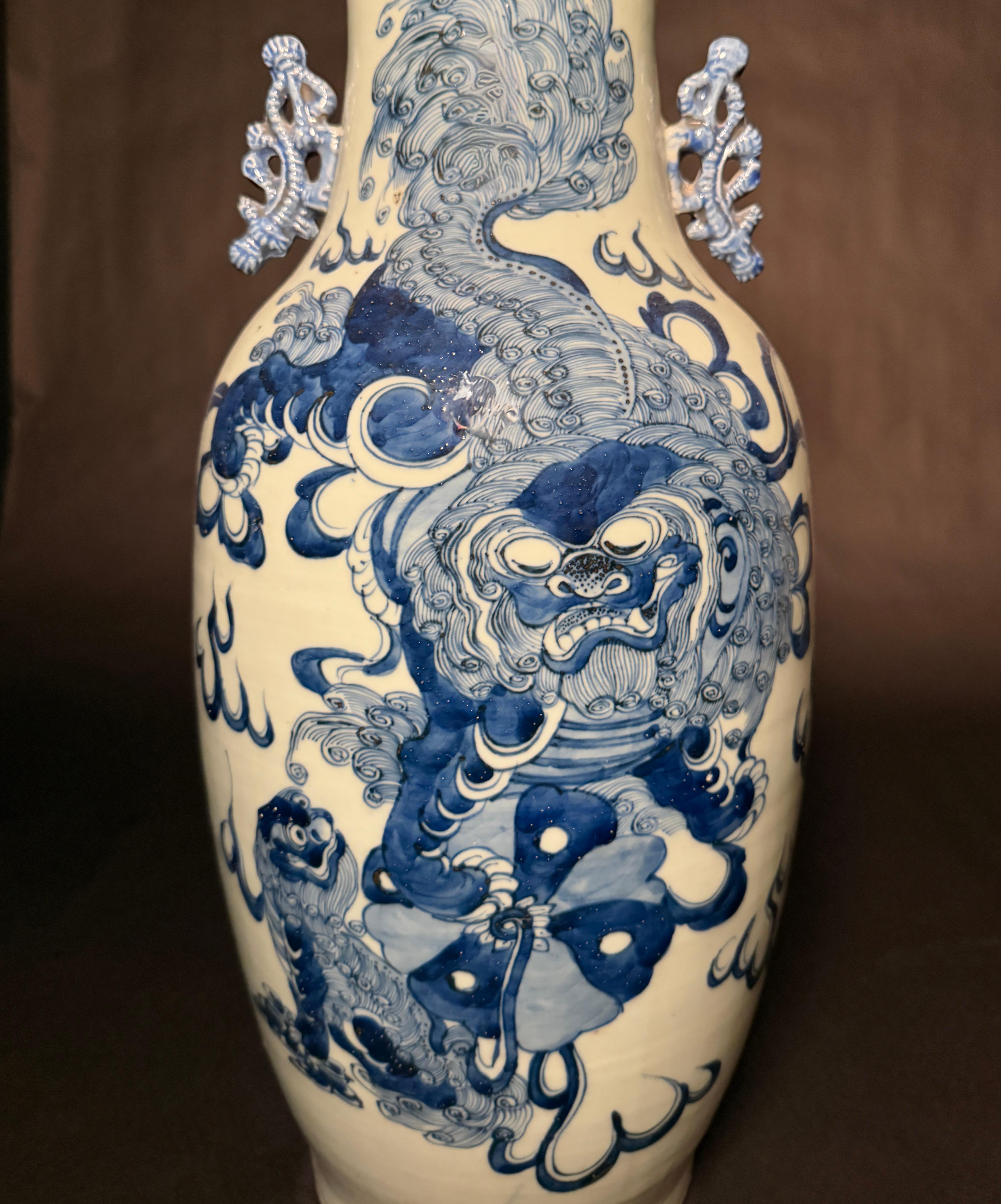Esportazione cinese Antico vaso cinese Celadon blu e bianco in vendita