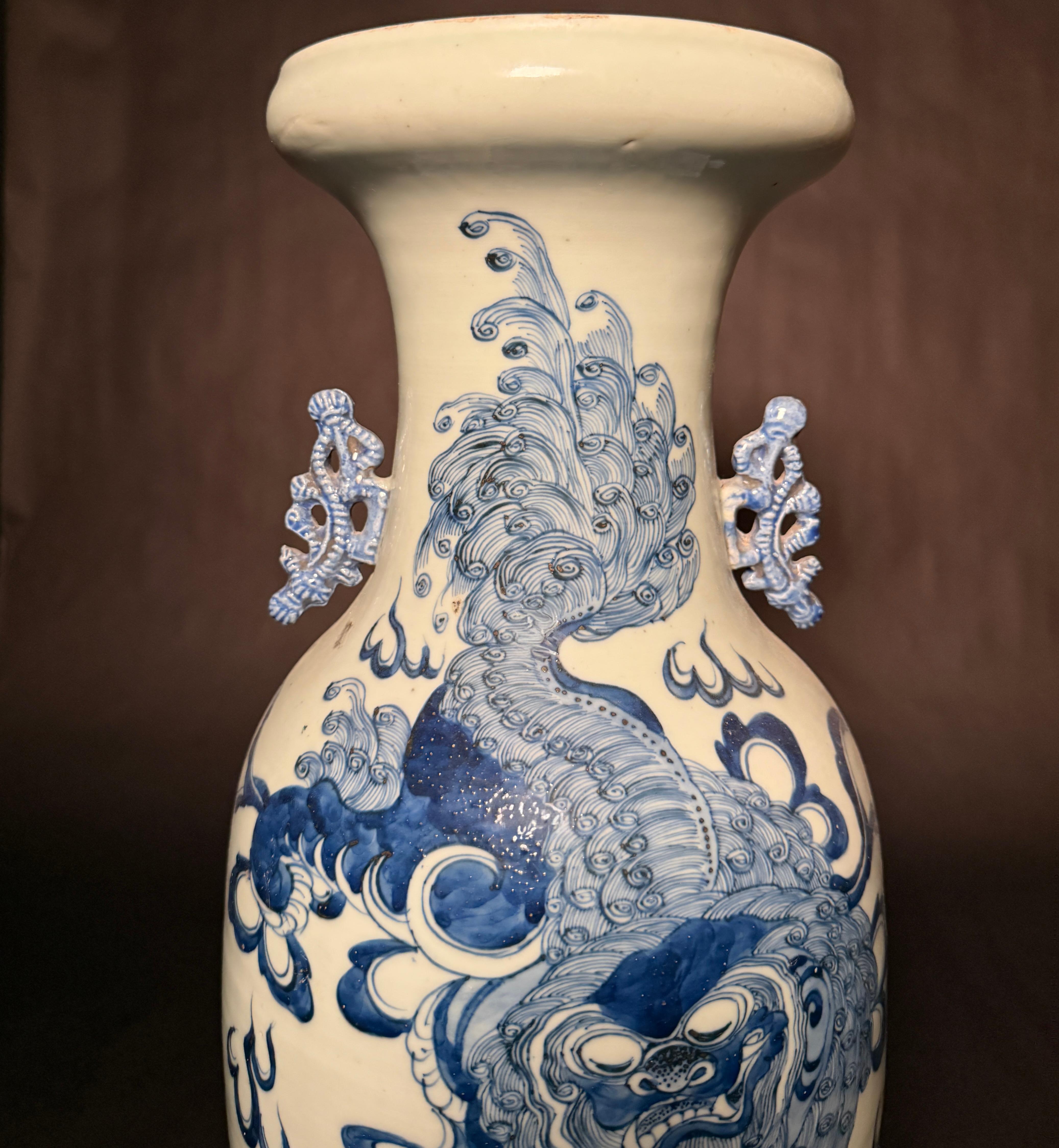Cinese Antico vaso cinese Celadon blu e bianco in vendita