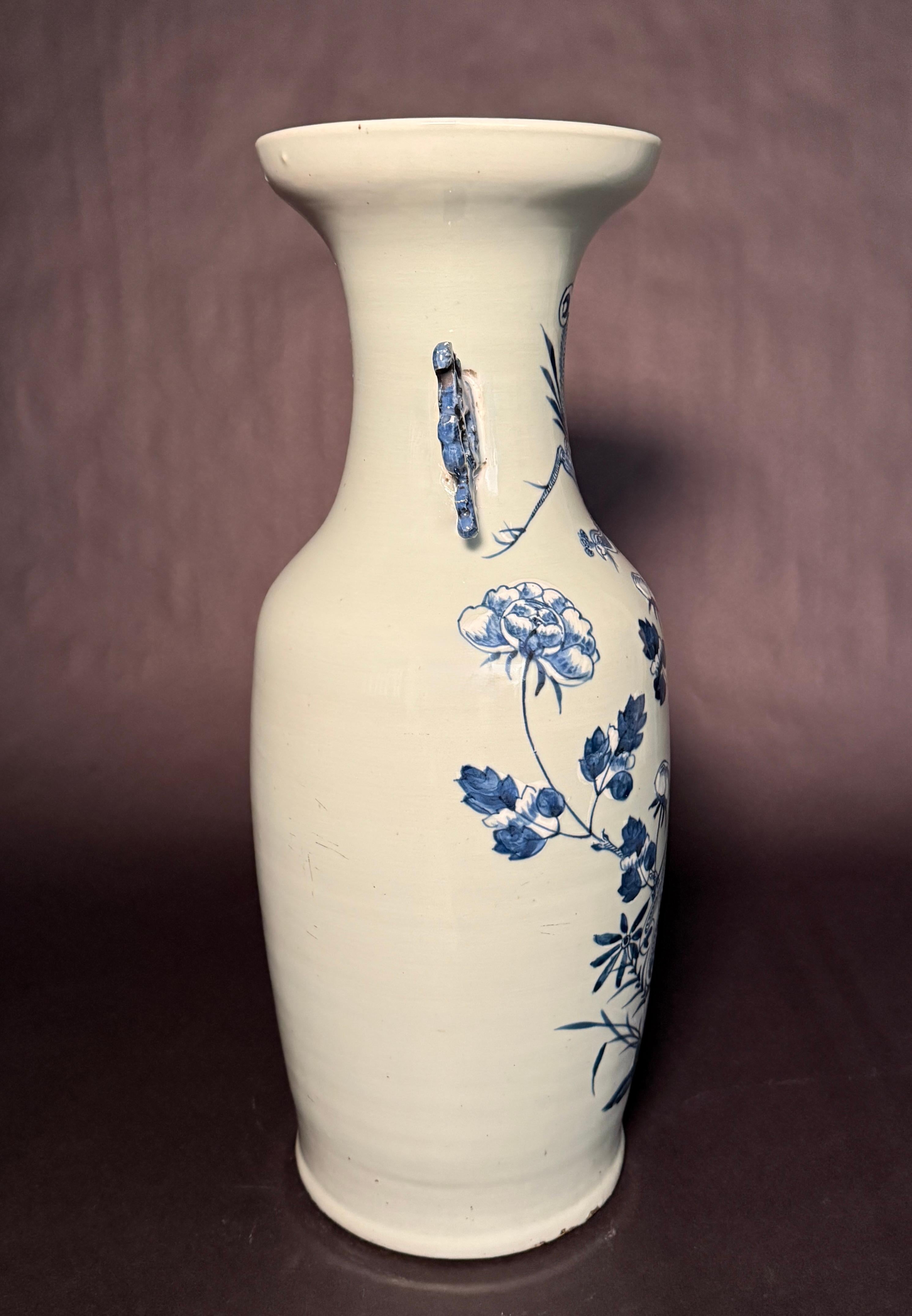 Cinese Antico vaso cinese Celadon blu e bianco in vendita