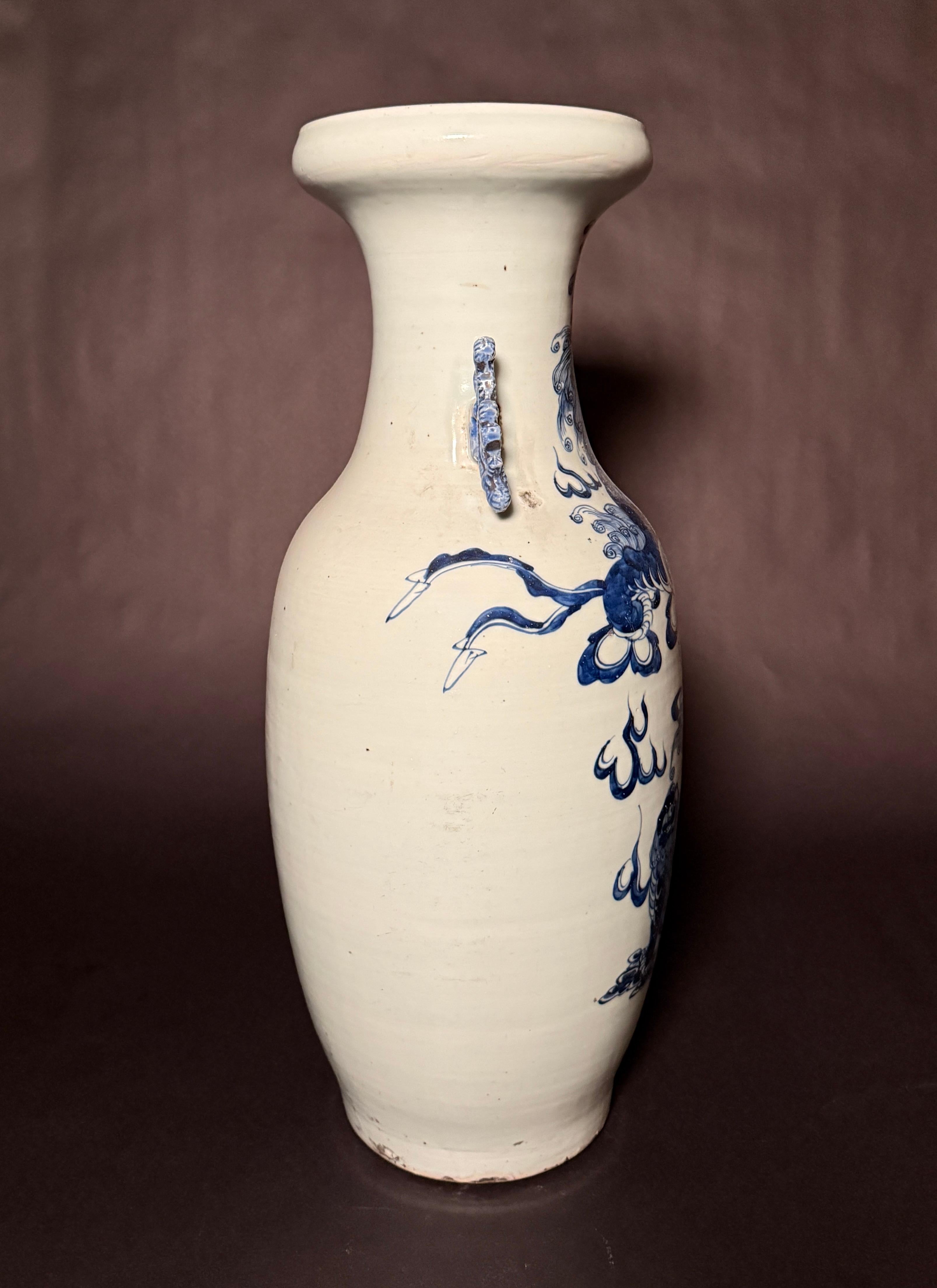 Dipinto a mano Antico vaso cinese Celadon blu e bianco in vendita