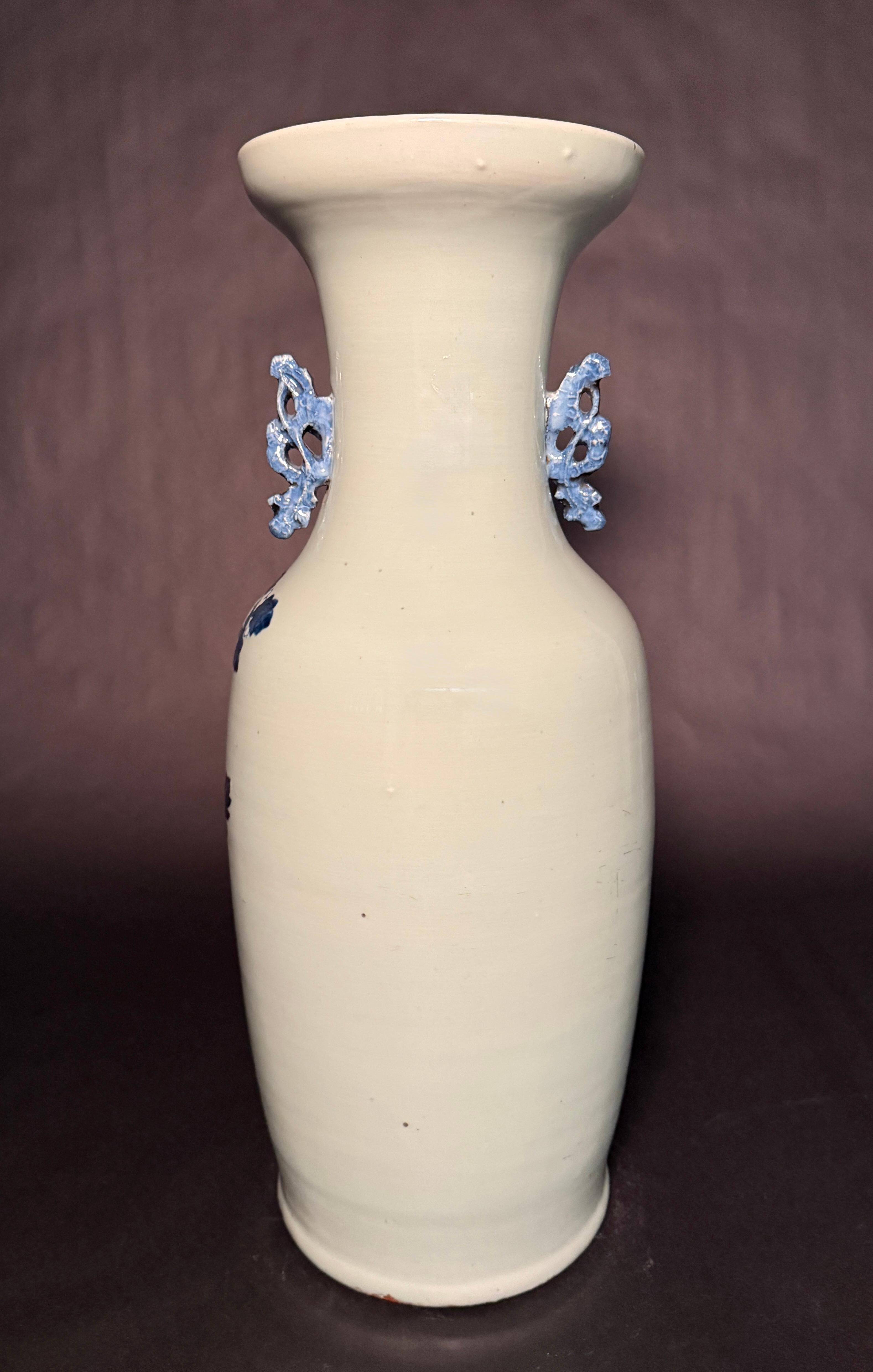 Dipinto a mano Antico vaso cinese Celadon blu e bianco in vendita
