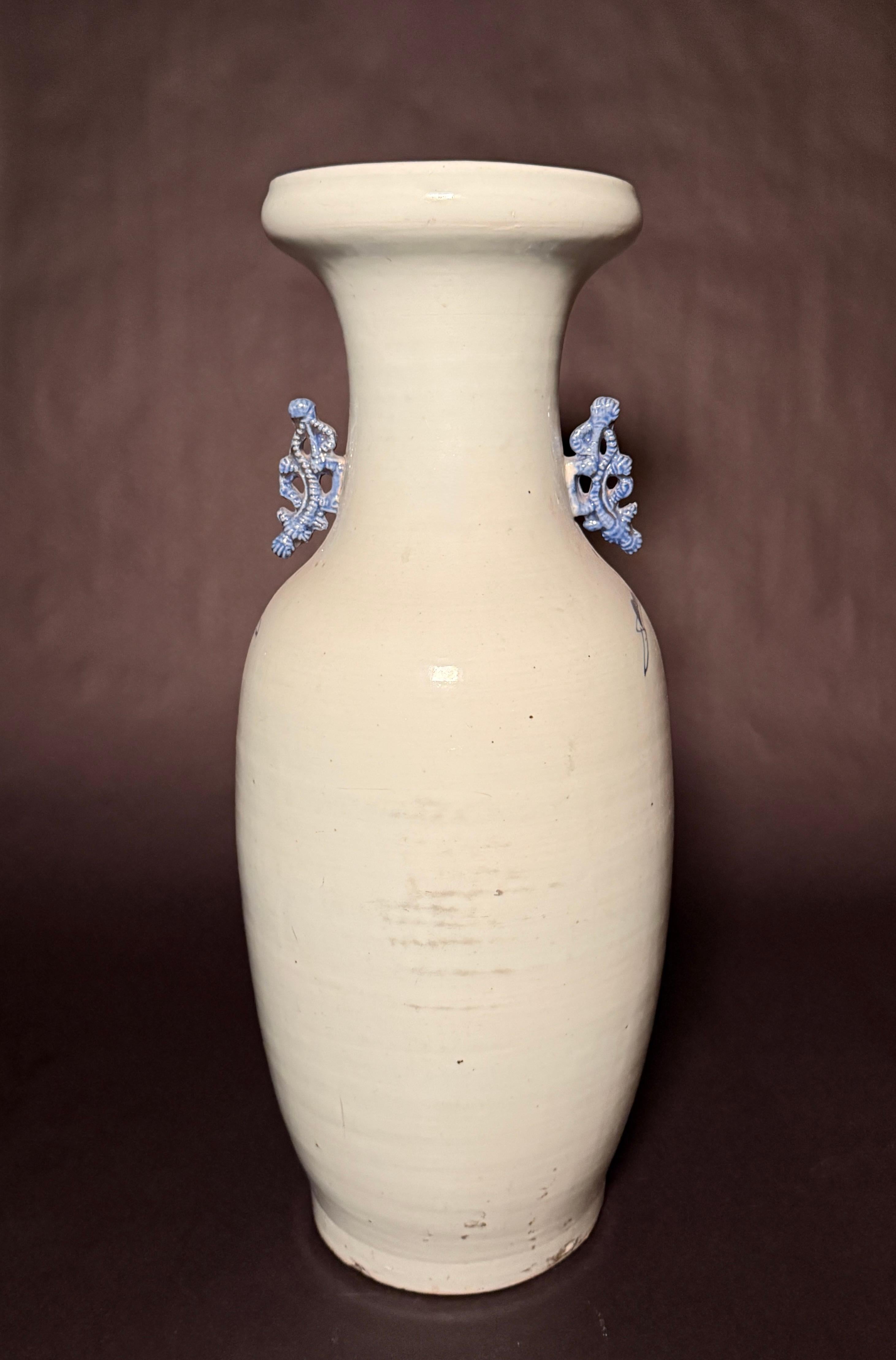Antico vaso cinese Celadon blu e bianco In condizioni buone in vendita a Norwood, NJ
