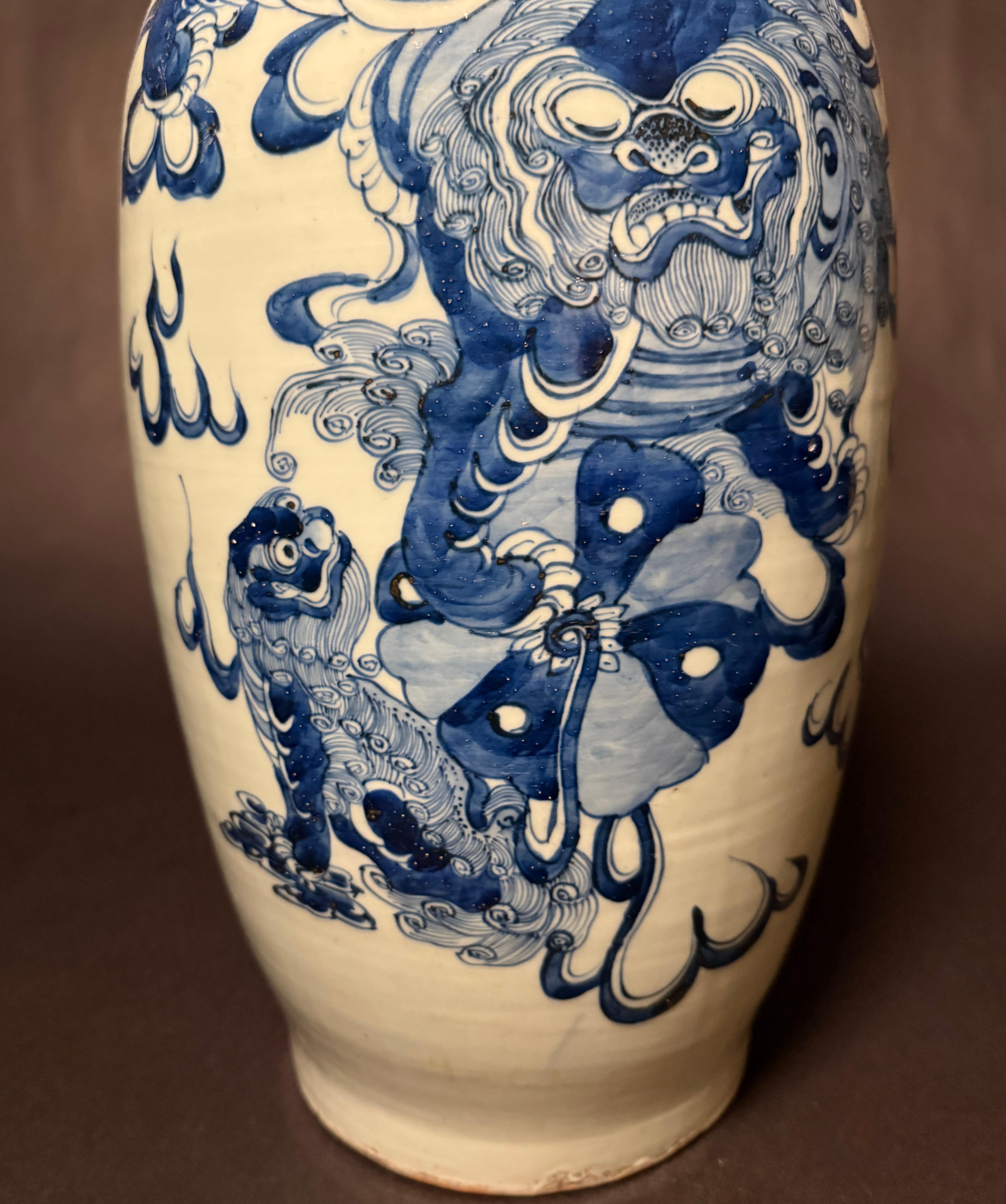 XIX secolo Antico vaso cinese Celadon blu e bianco in vendita