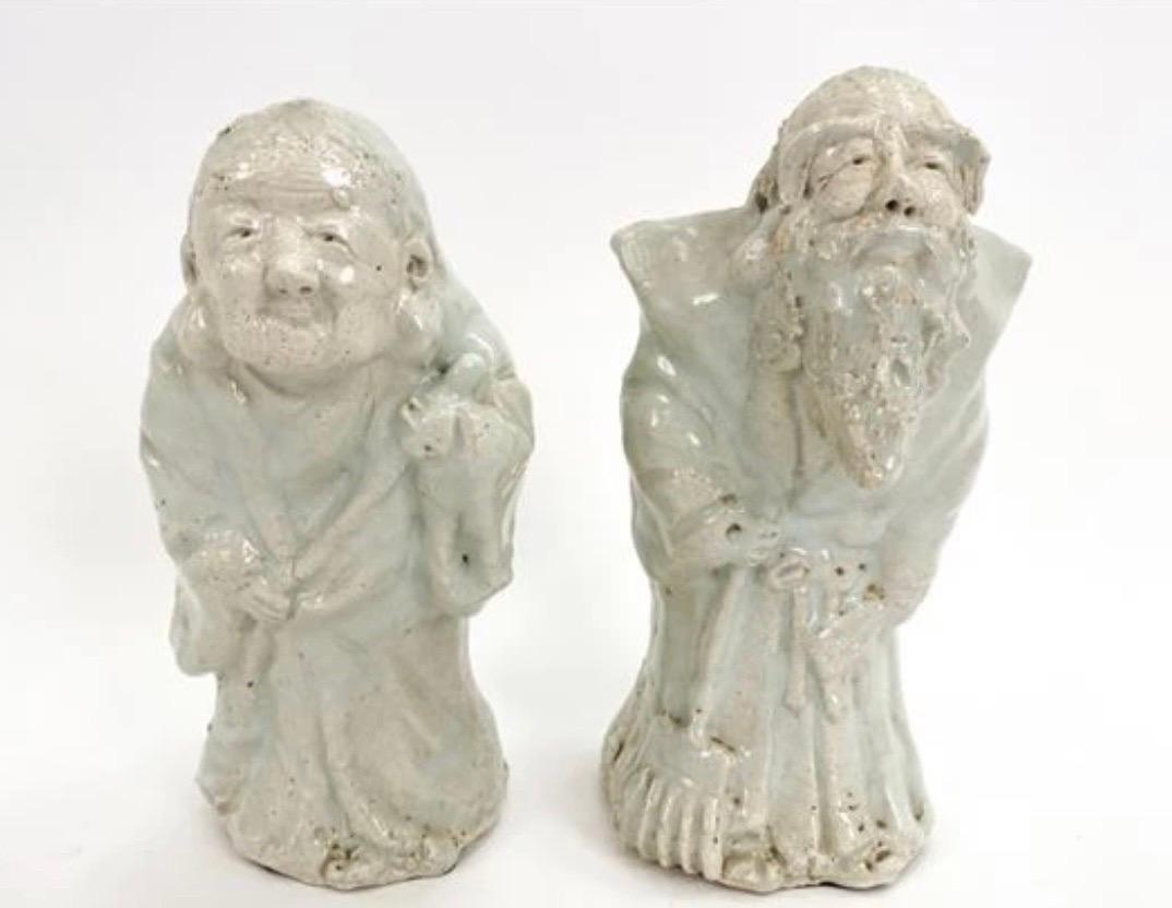Fina pareja de figuras antiguas chinas de celadón vidriado de un hombre y una mujer.

Dimensiones: 8,5