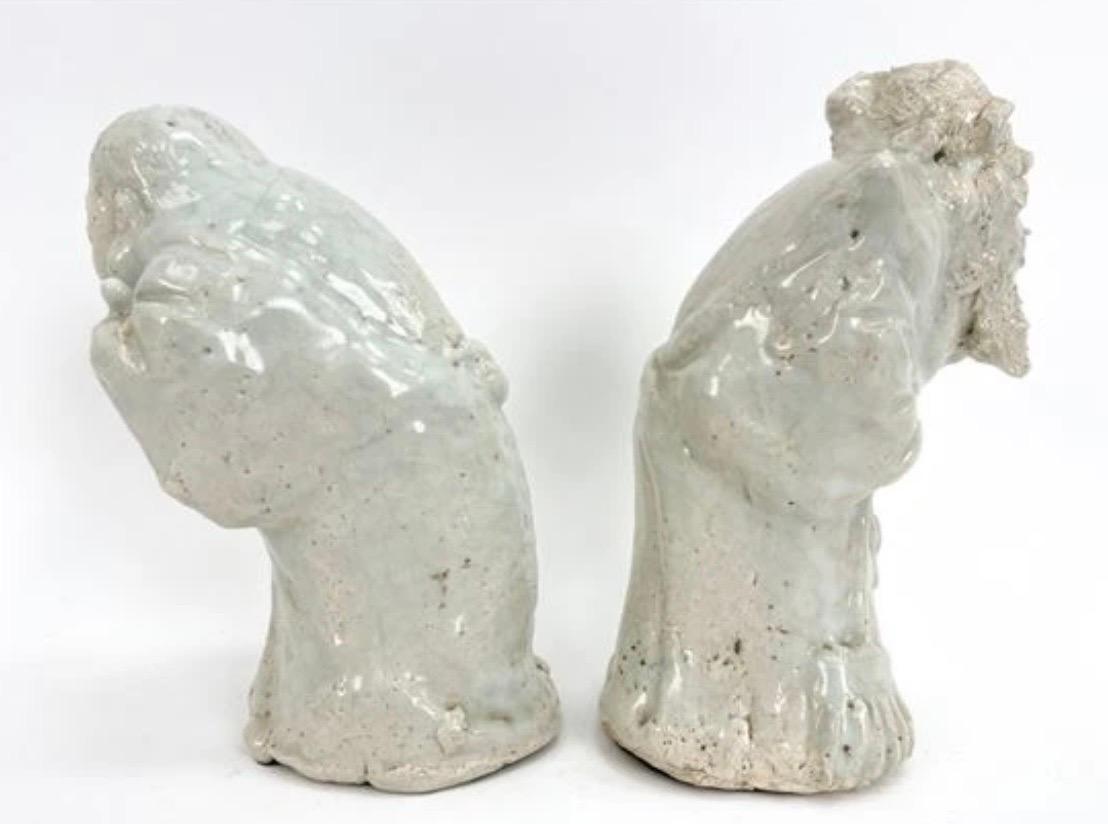 Figuras antiguas chinas de cerámica de celadón ~ un par Cerámico en venta