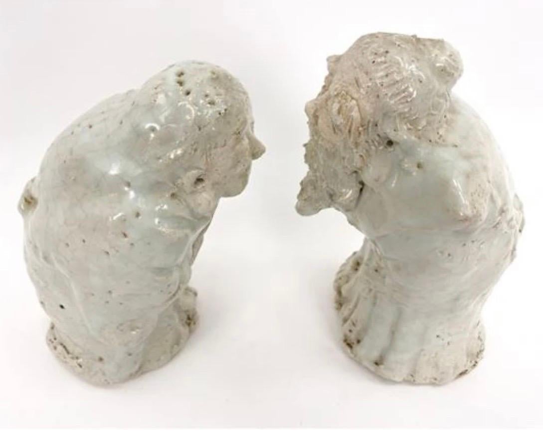 Figuras antiguas chinas de cerámica de celadón ~ un par en venta 1