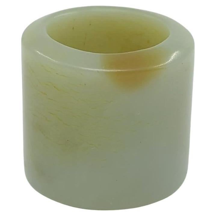 Antiker chinesischer Celadon-Jade- Thumb-Ring mit goldener Russet-Einschluss Größe 13,25 (Gemischter Schliff) im Angebot