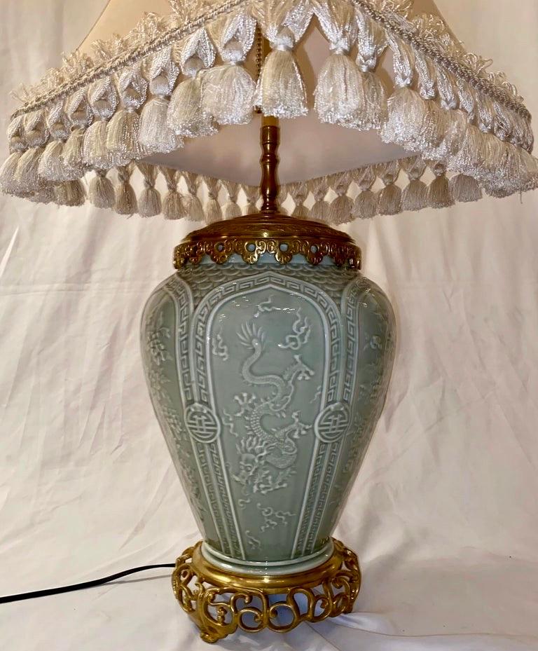 Lampe chinoise céladon ancienne du 19ème siècle avec montures en bronze Bon état - En vente à New Orleans, LA