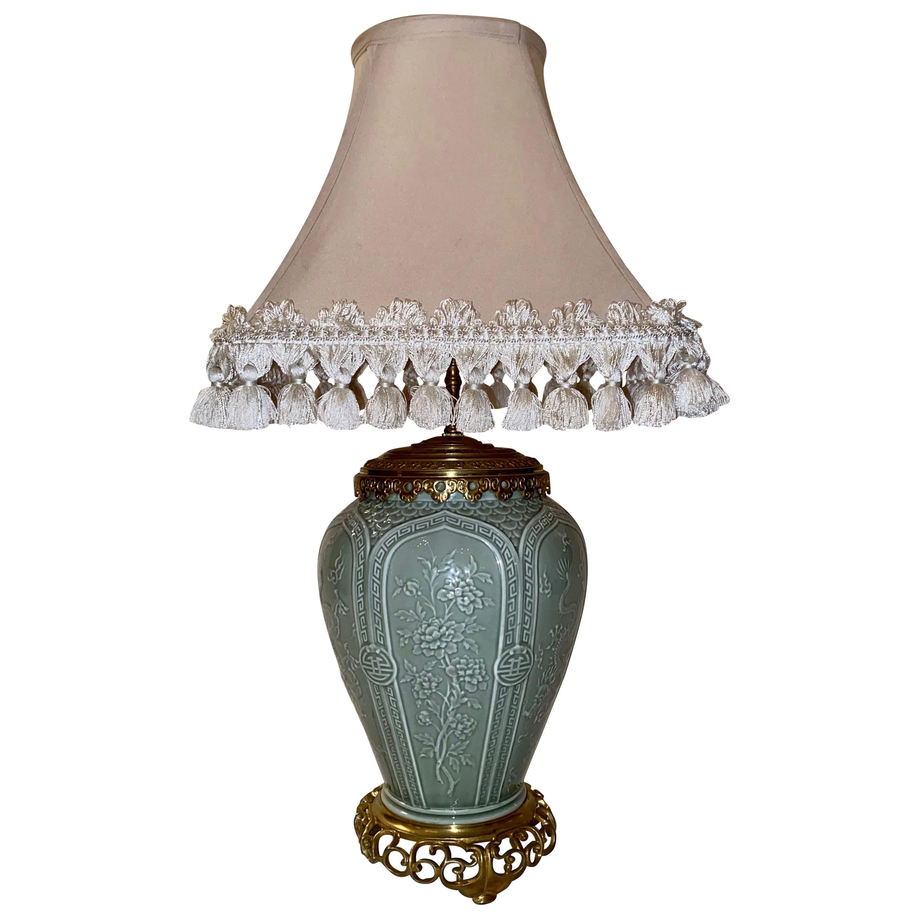 Antike chinesische Celadon-Lampe aus dem 19. Jahrhundert mit Bronzebeschlägen im Angebot