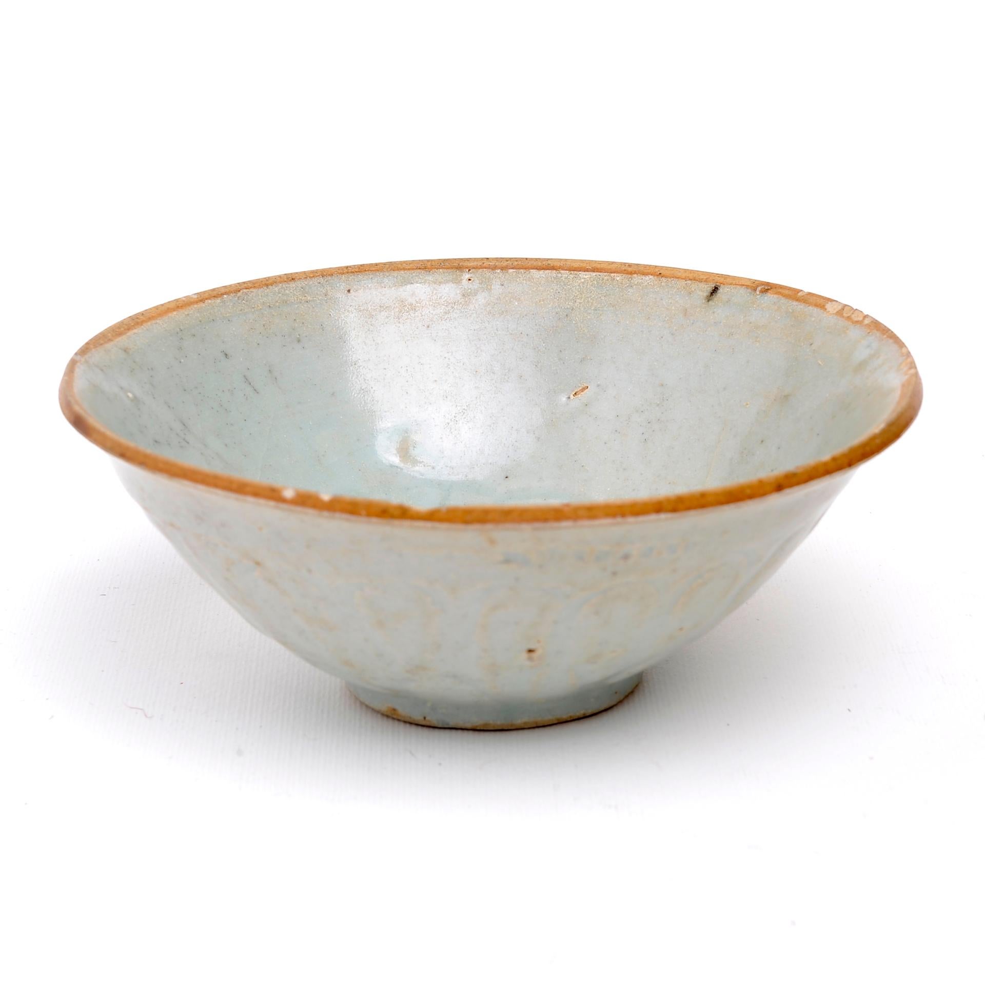 Antique chinese bowl from my private collection, now on sale after 35 years and never exhibited to the public.
This little bowl is very fine, simply elegant, for any use on any elegant table.