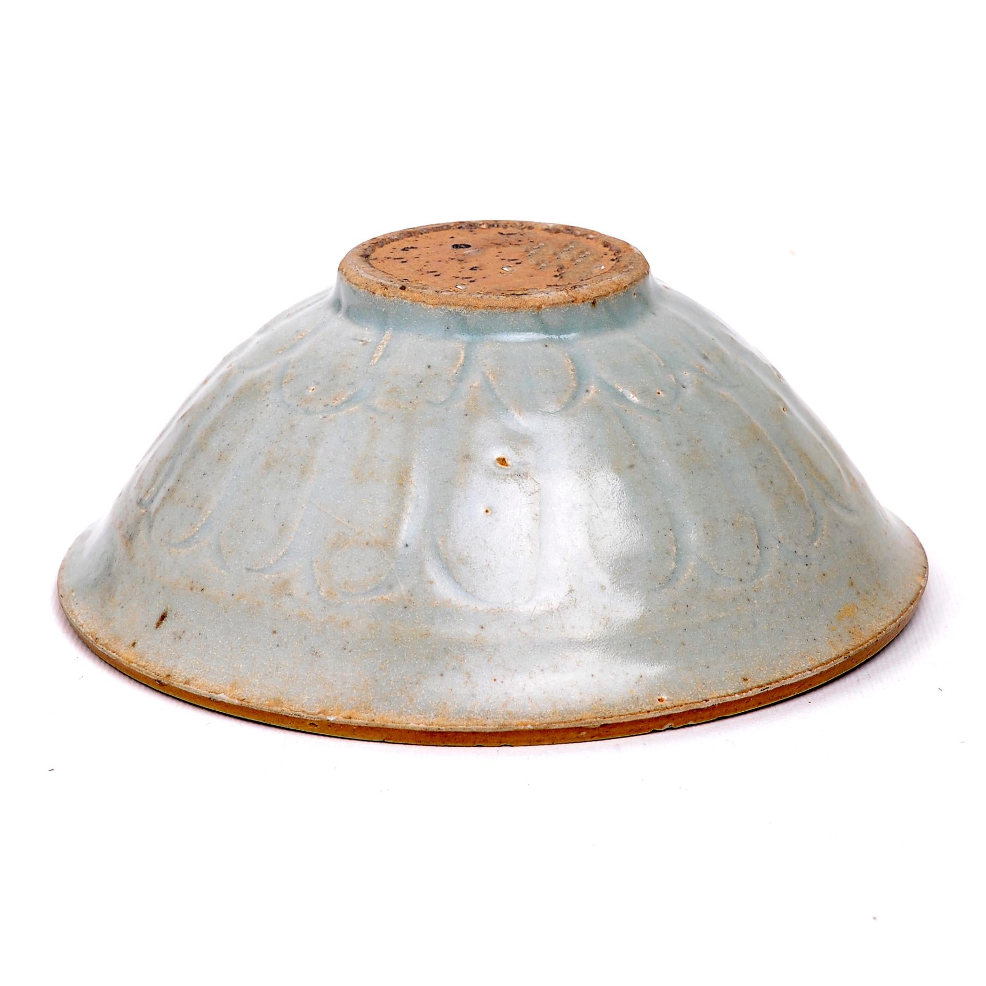 Antike chinesische Celadon-Schale aus Celadon (Chinesisch) im Angebot