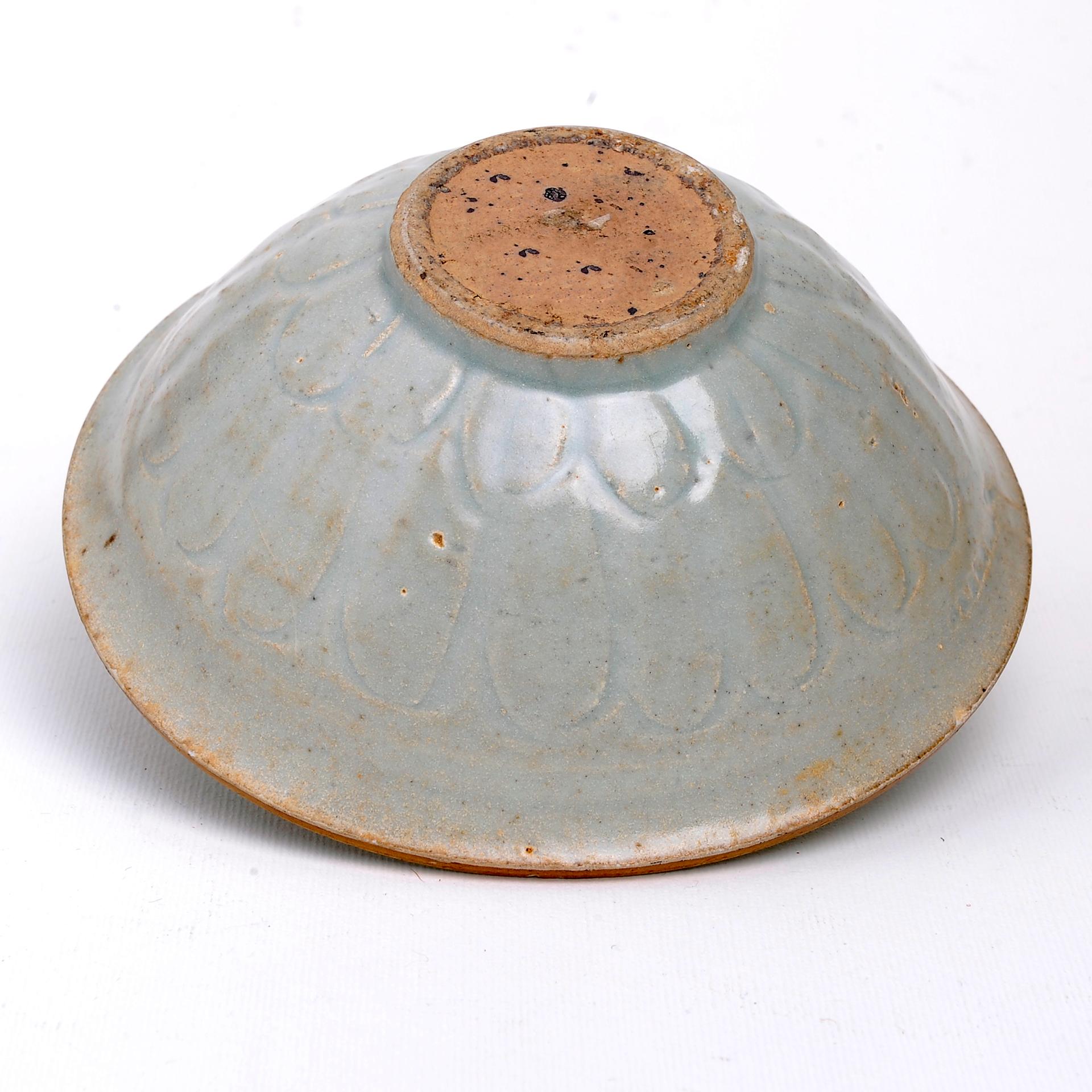 Antike chinesische Celadon-Schale aus Celadon (Handgeschnitzt) im Angebot