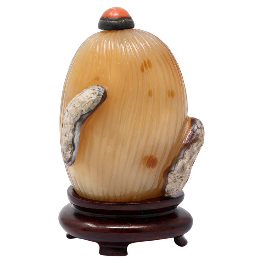 Ancienne bouteille à priser chinoise en calcédoine, arachide et jujube