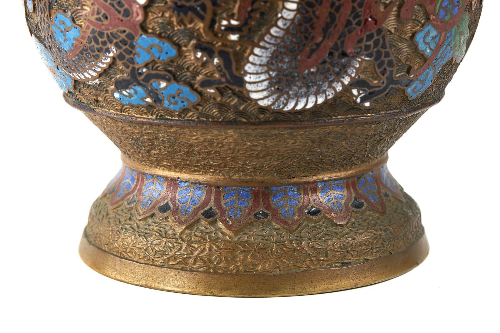 Antico vaso cinese in bronzo decorato con smalto champlevé In condizioni buone in vendita a Ipswich, GB