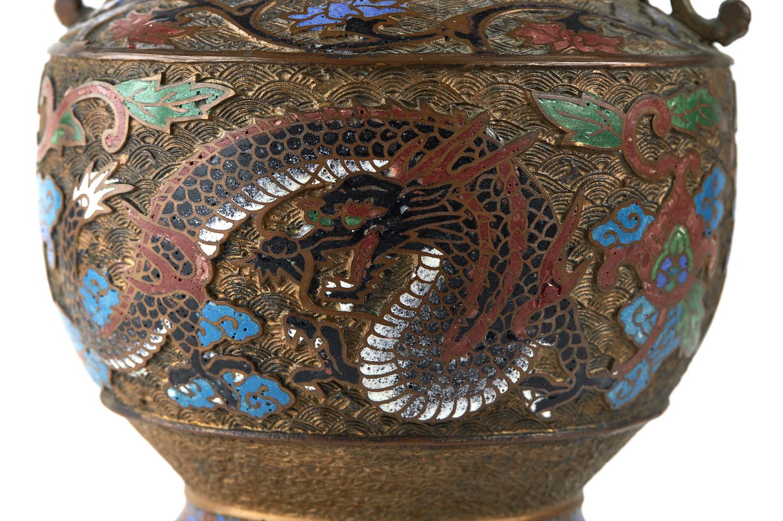 XIX secolo Antico vaso cinese in bronzo decorato con smalto champlevé in vendita