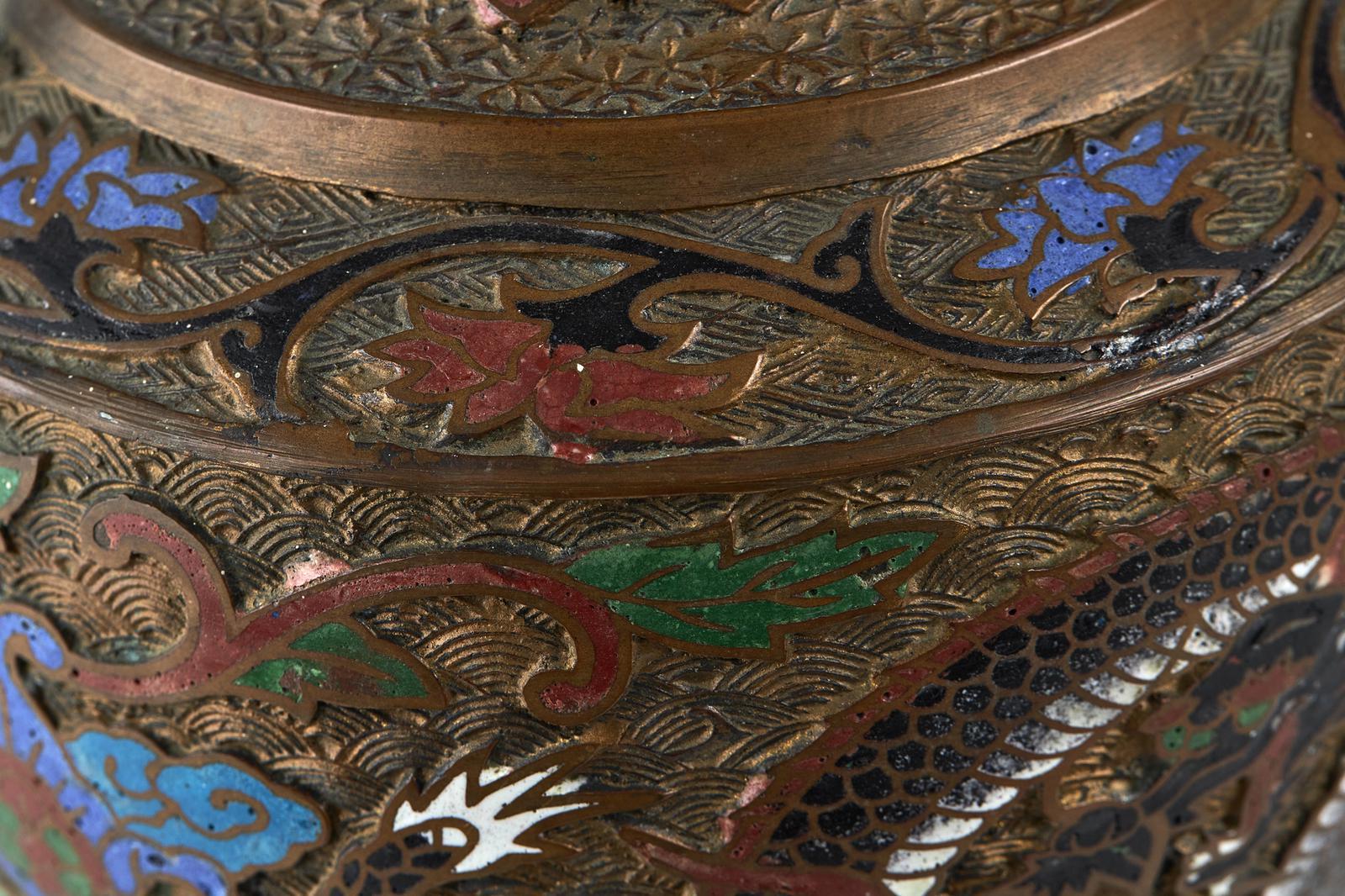 Bronzo Antico vaso cinese in bronzo decorato con smalto champlevé in vendita
