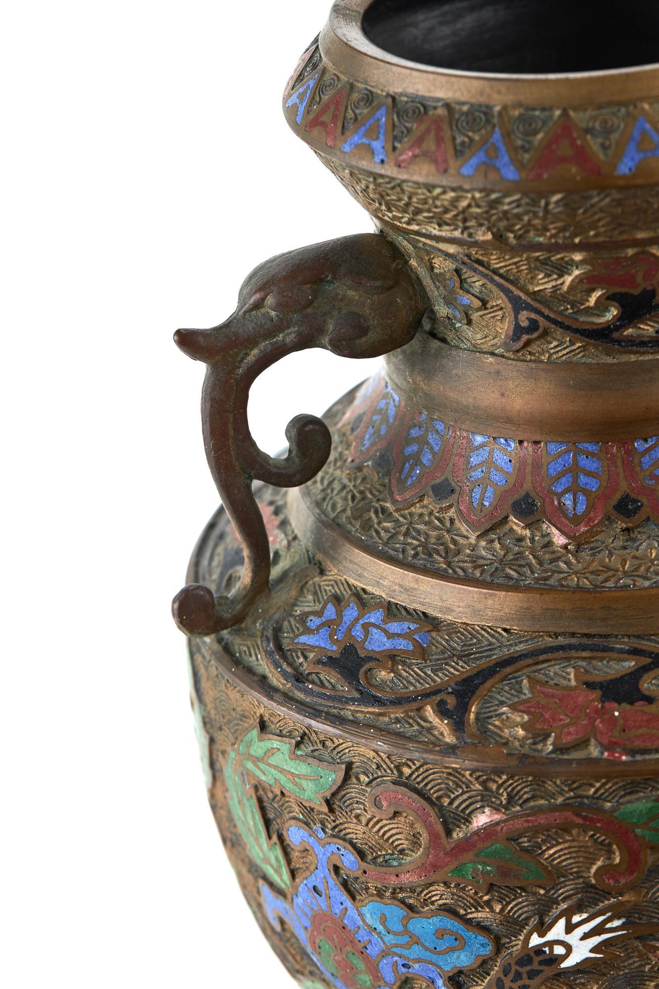 Antico vaso cinese in bronzo decorato con smalto champlevé in vendita 1