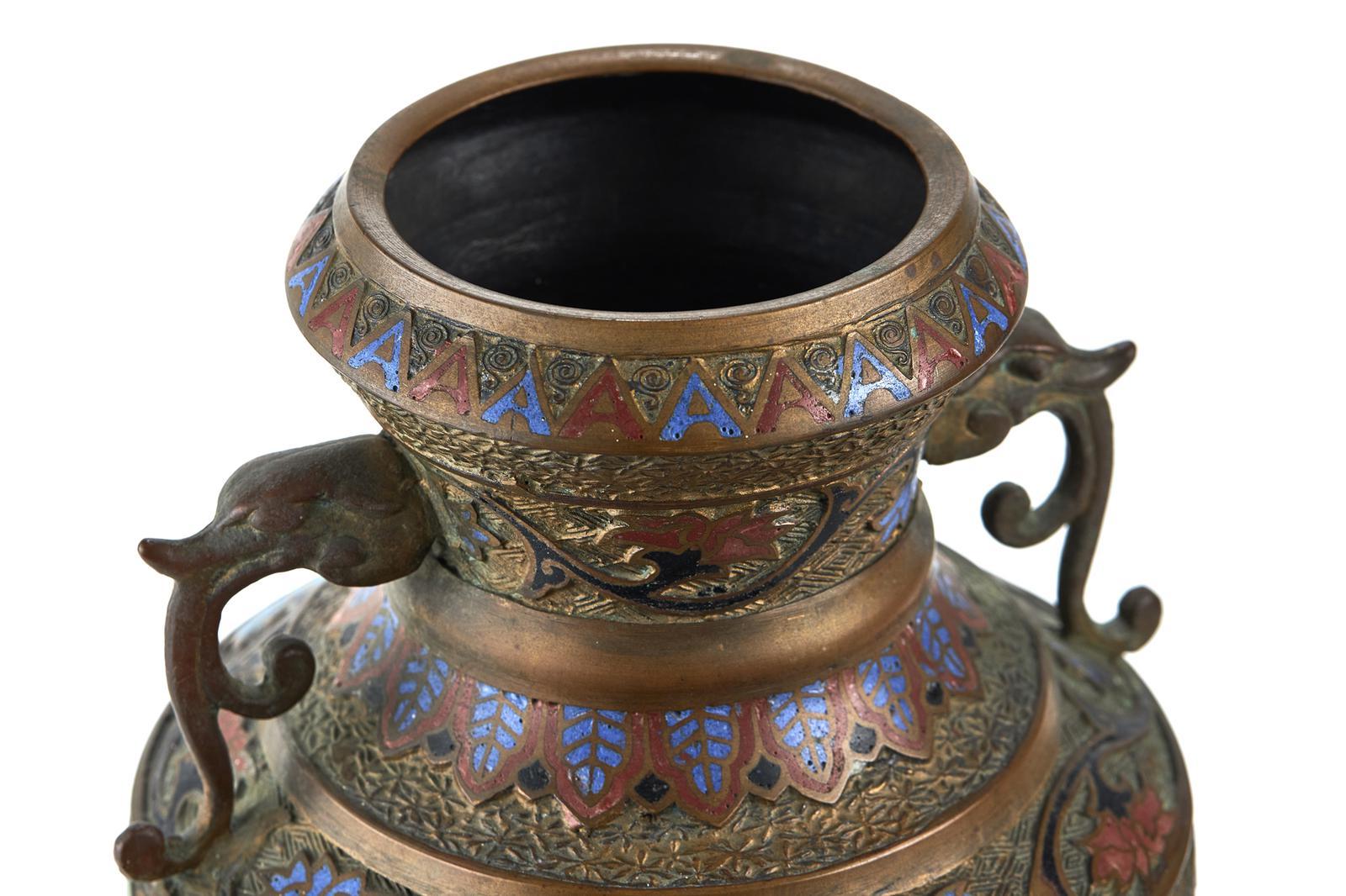 Antico vaso cinese in bronzo decorato con smalto champlevé in vendita 2