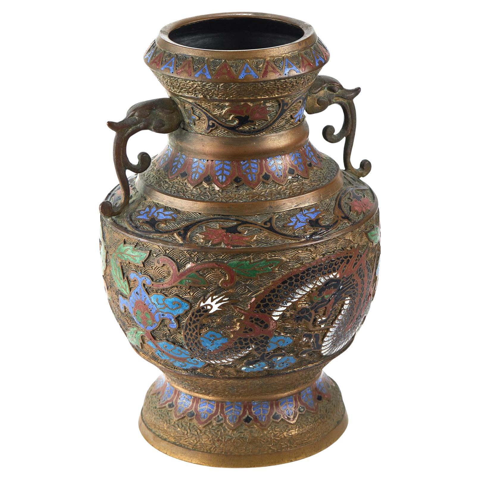 Antiguo jarrón chino de bronce decorado con esmalte champlevé