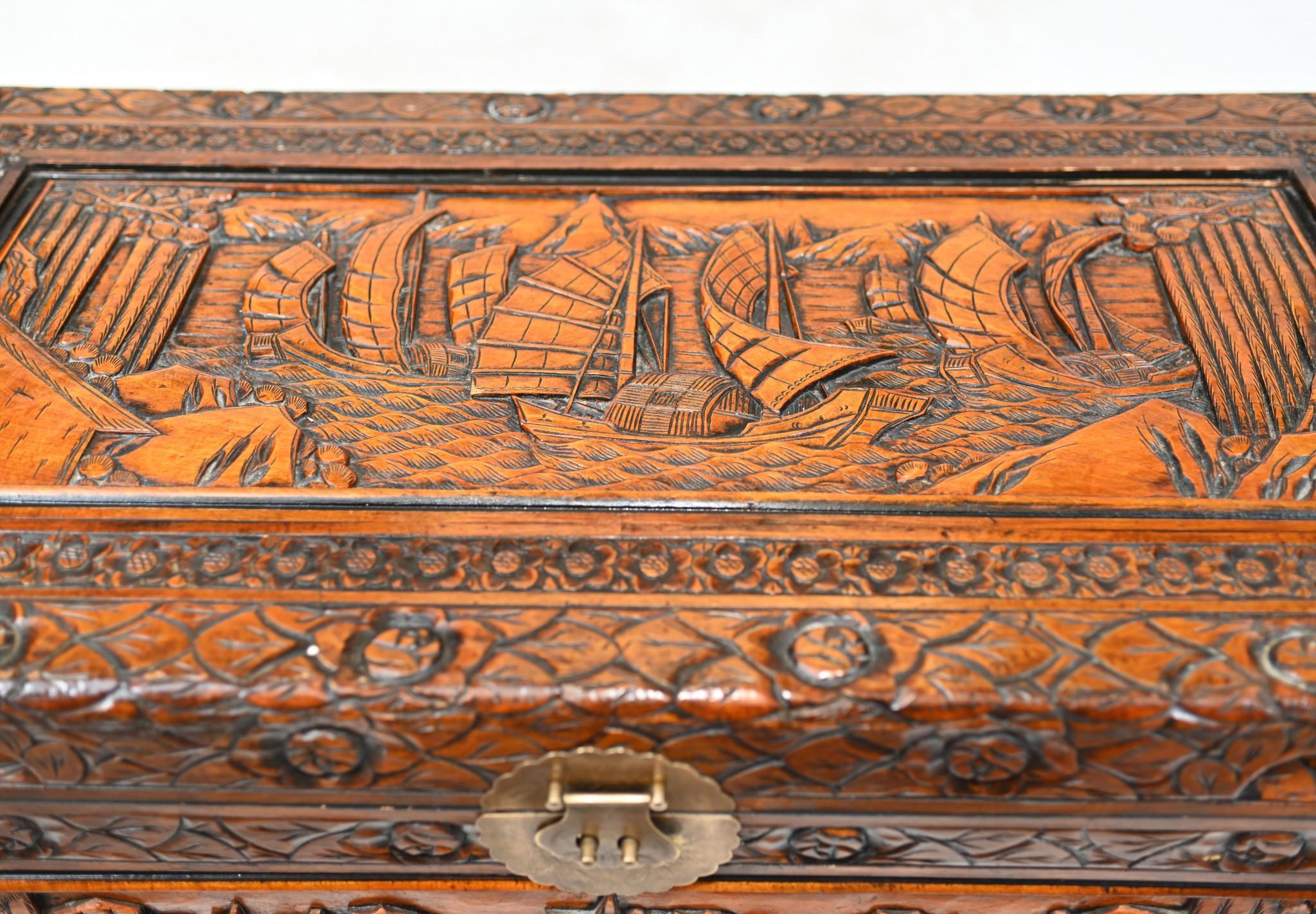 Ancienne boîte à bagages chinoise en bois de camphrier sculpté Bon état à Potters Bar, GB