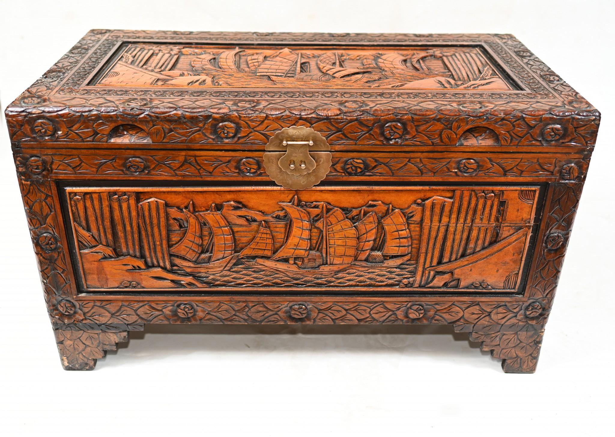 Début du XIXe siècle Ancienne boîte à bagages chinoise en bois de camphrier sculpté