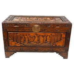 Ancienne boîte à bagages chinoise en bois de camphrier sculpté