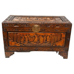 Ancienne boîte à bagages chinoise en bois de camphrier sculpté