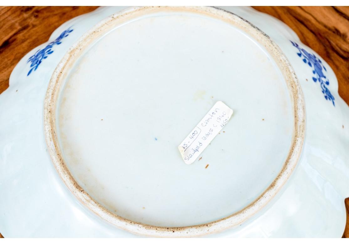 Exportation chinoise Antique Chinese Chinese Export Canton Scalloped Bowl, 19th C. en vente