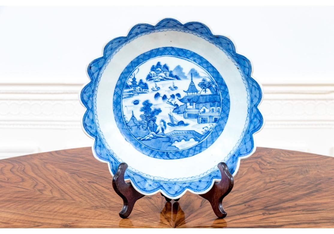 Chinois Antique Chinese Chinese Export Canton Scalloped Bowl, 19th C. en vente