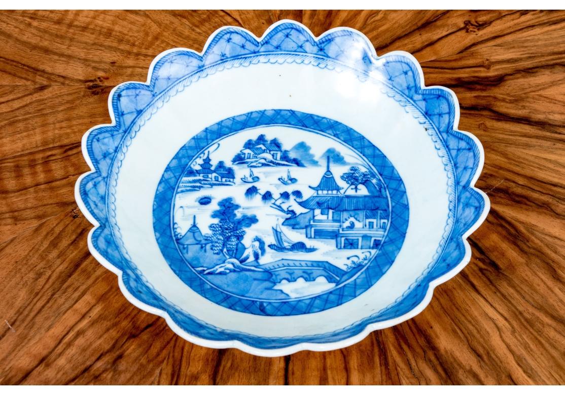 XIXe siècle Antique Chinese Chinese Export Canton Scalloped Bowl, 19th C. en vente