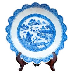 Antique Chinese Chinese Export Canton Scalloped Bowl, 19th C.