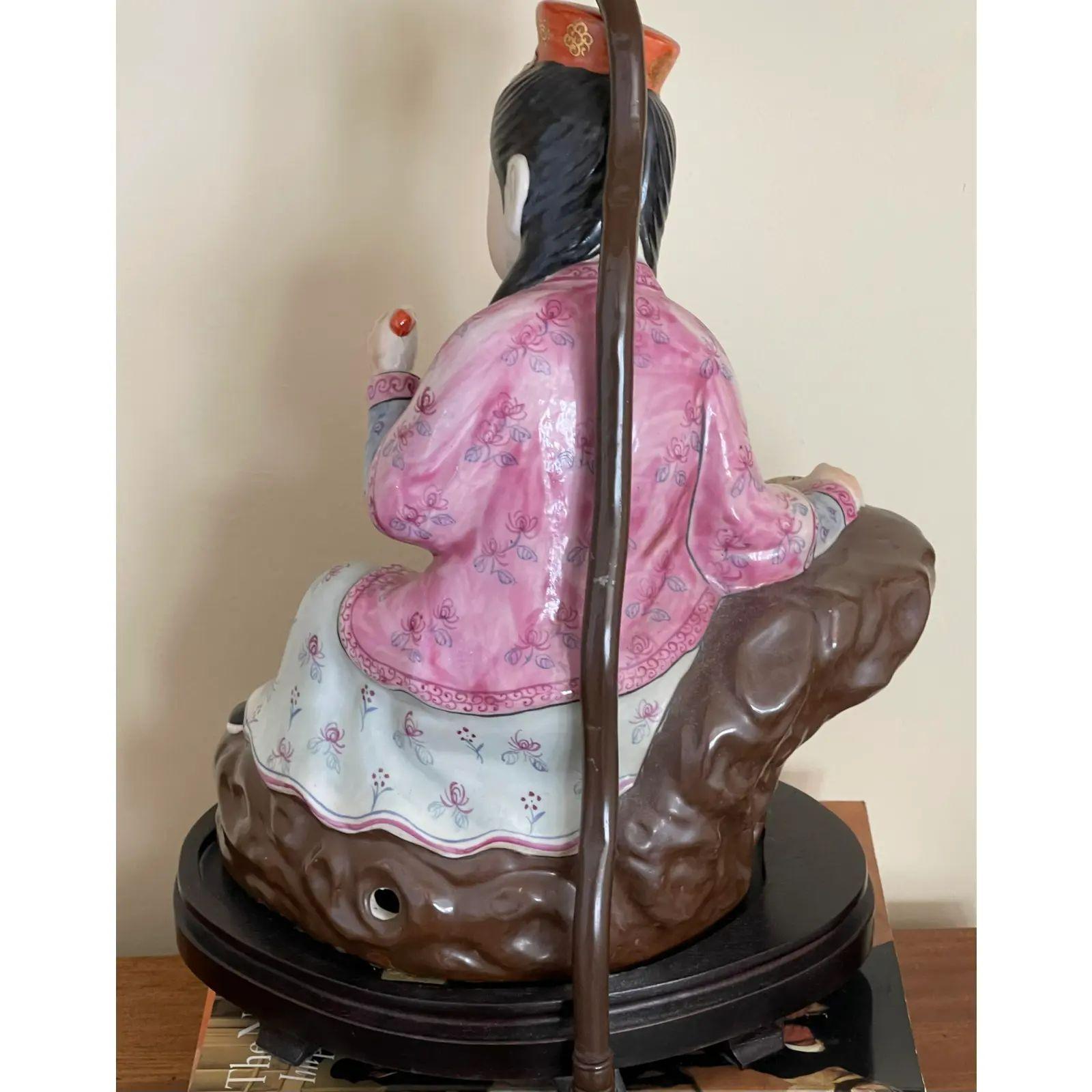 Antike chinesische sitzende Famille-Rose-Figuren-Designer-Tischlampen aus der Ching-Dynastie (18. Jahrhundert und früher) im Angebot