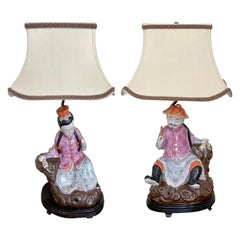 Anciennes lampes de bureau chinoises de la dynastie Ching représentant des figures de familles roses assises