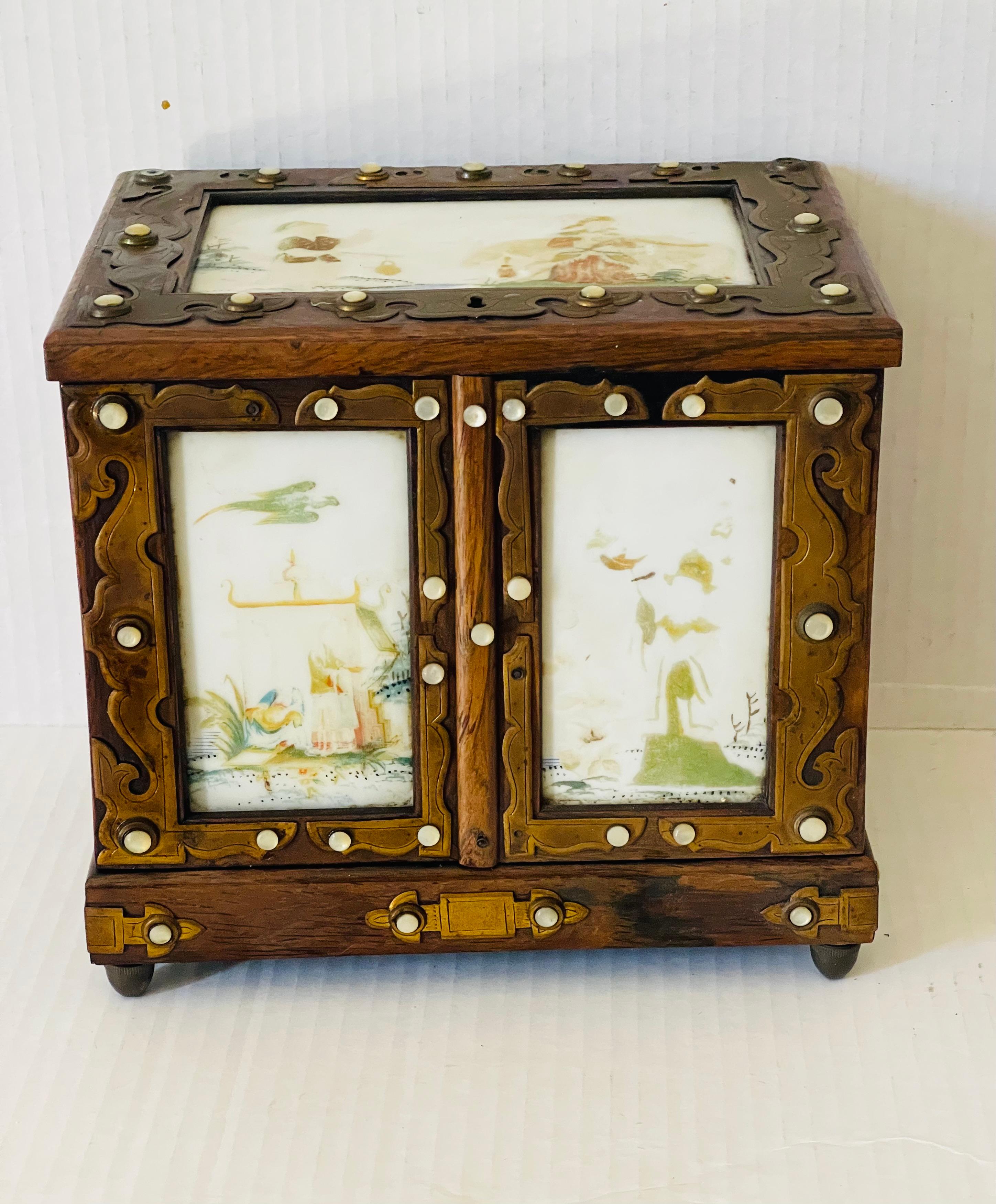 Ancienne boîte en bois Chinoiserie avec inserts peints à la main. Boutons décoratifs en nacre. Portes à double face avec compartiments pour petites sculptures. Excellente pièce.