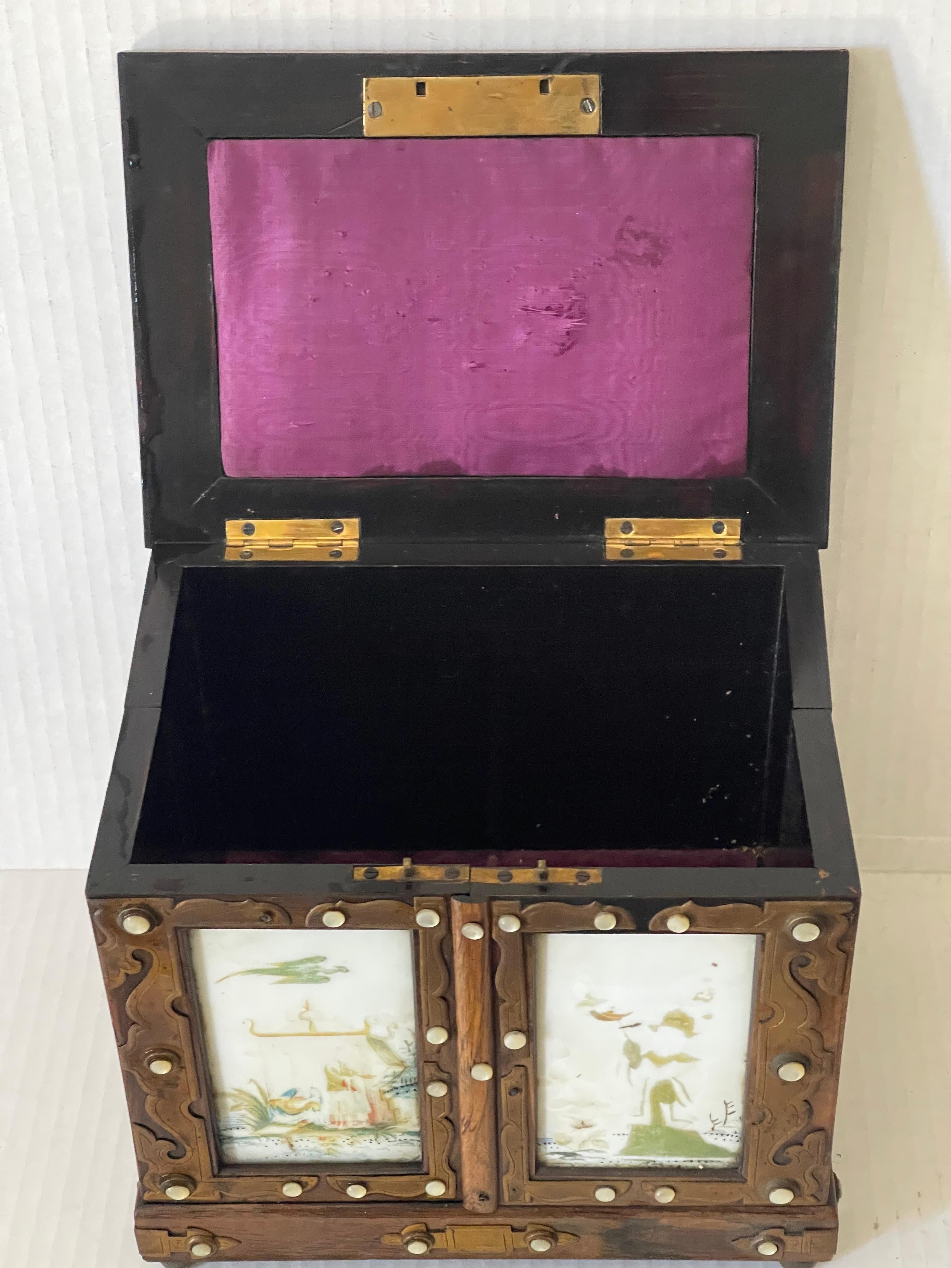 Chinoiseries Ancienne boîte chinoise de Chinoiserie avec nacre en vente