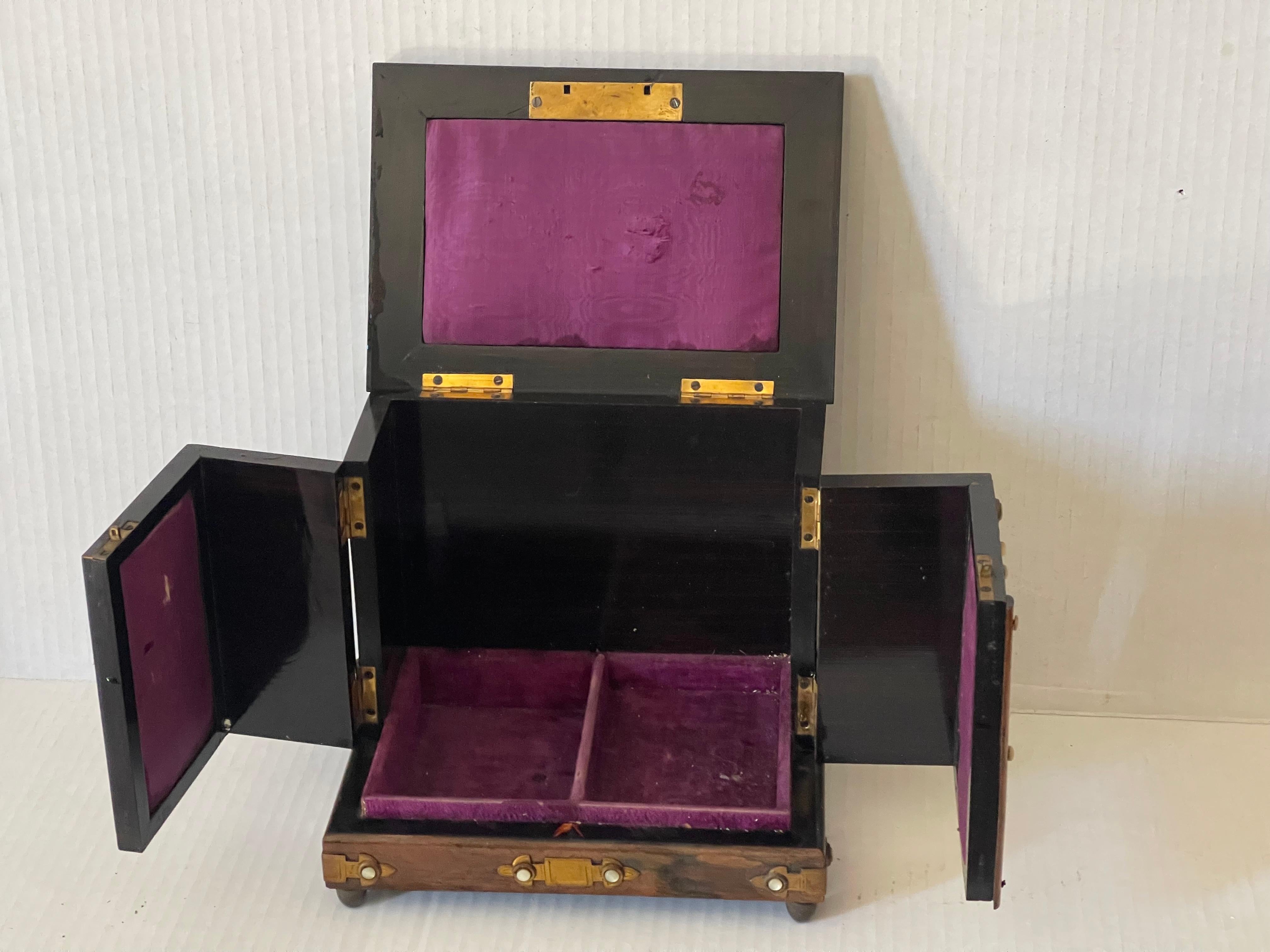 Ancienne boîte chinoise de Chinoiserie avec nacre Bon état - En vente à Boca Raton, FL