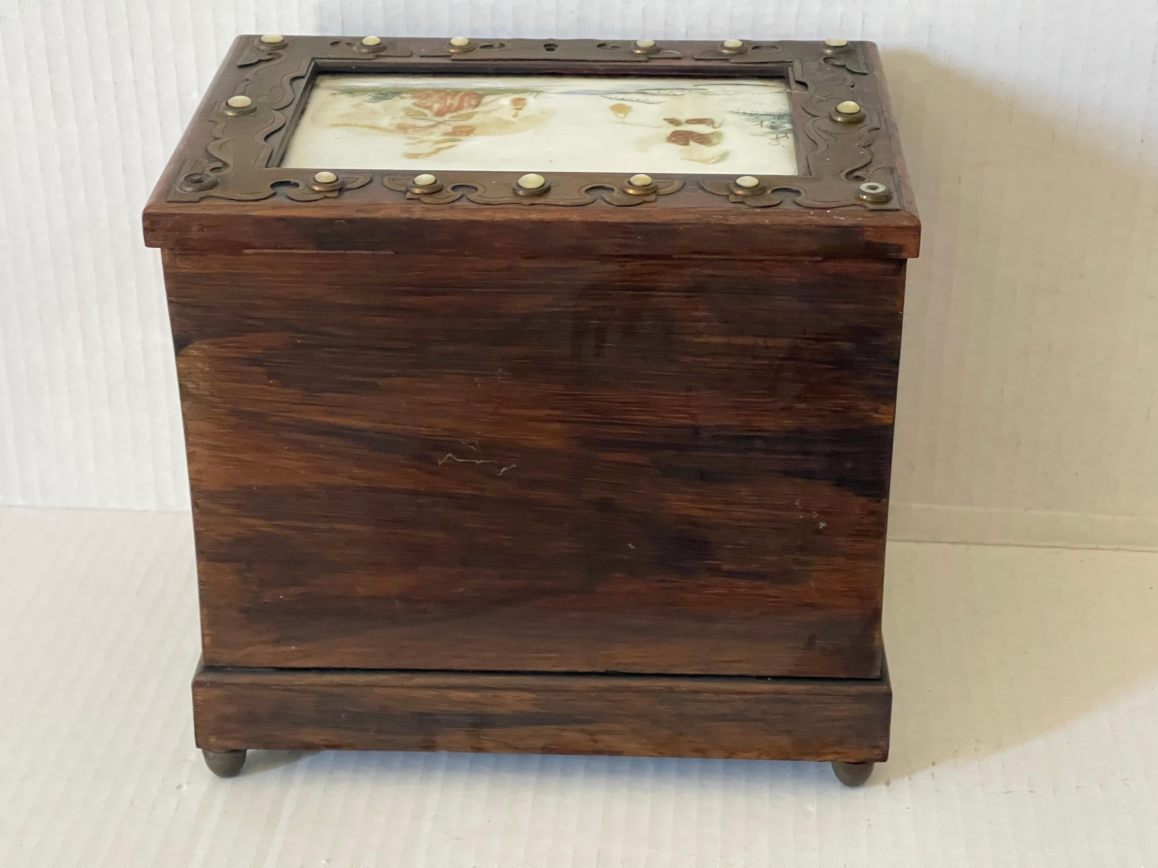 Bois Ancienne boîte chinoise de Chinoiserie avec nacre en vente