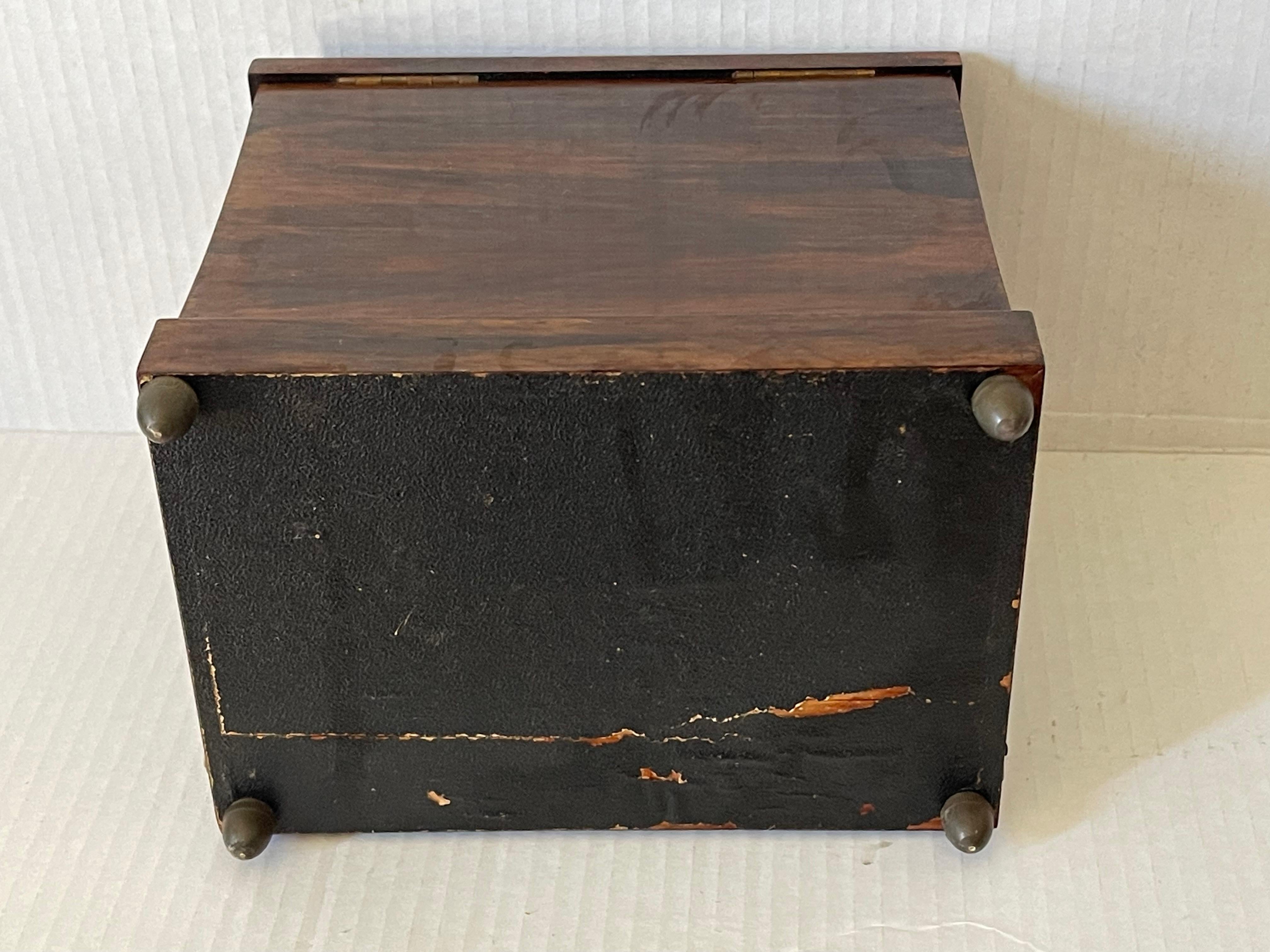 Ancienne boîte chinoise de Chinoiserie avec nacre en vente 1