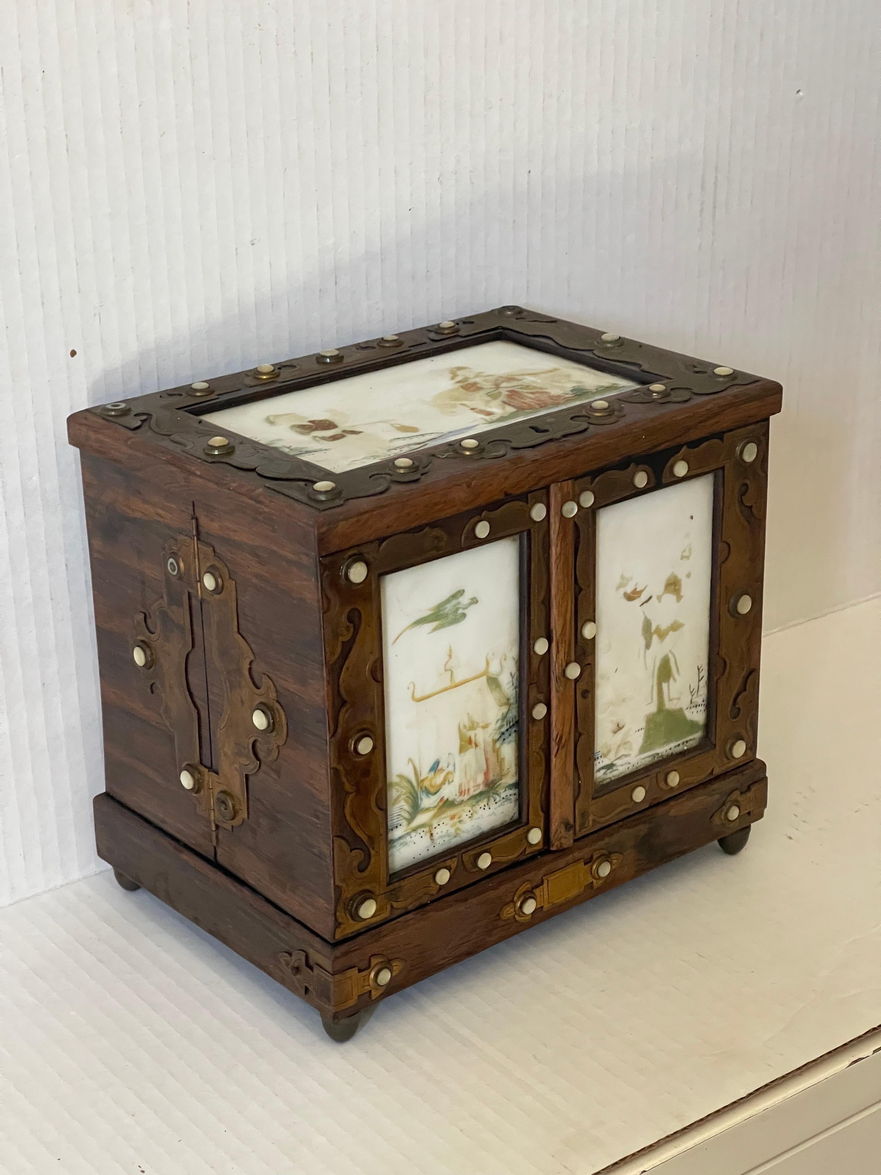 Ancienne boîte chinoise de Chinoiserie avec nacre en vente 2