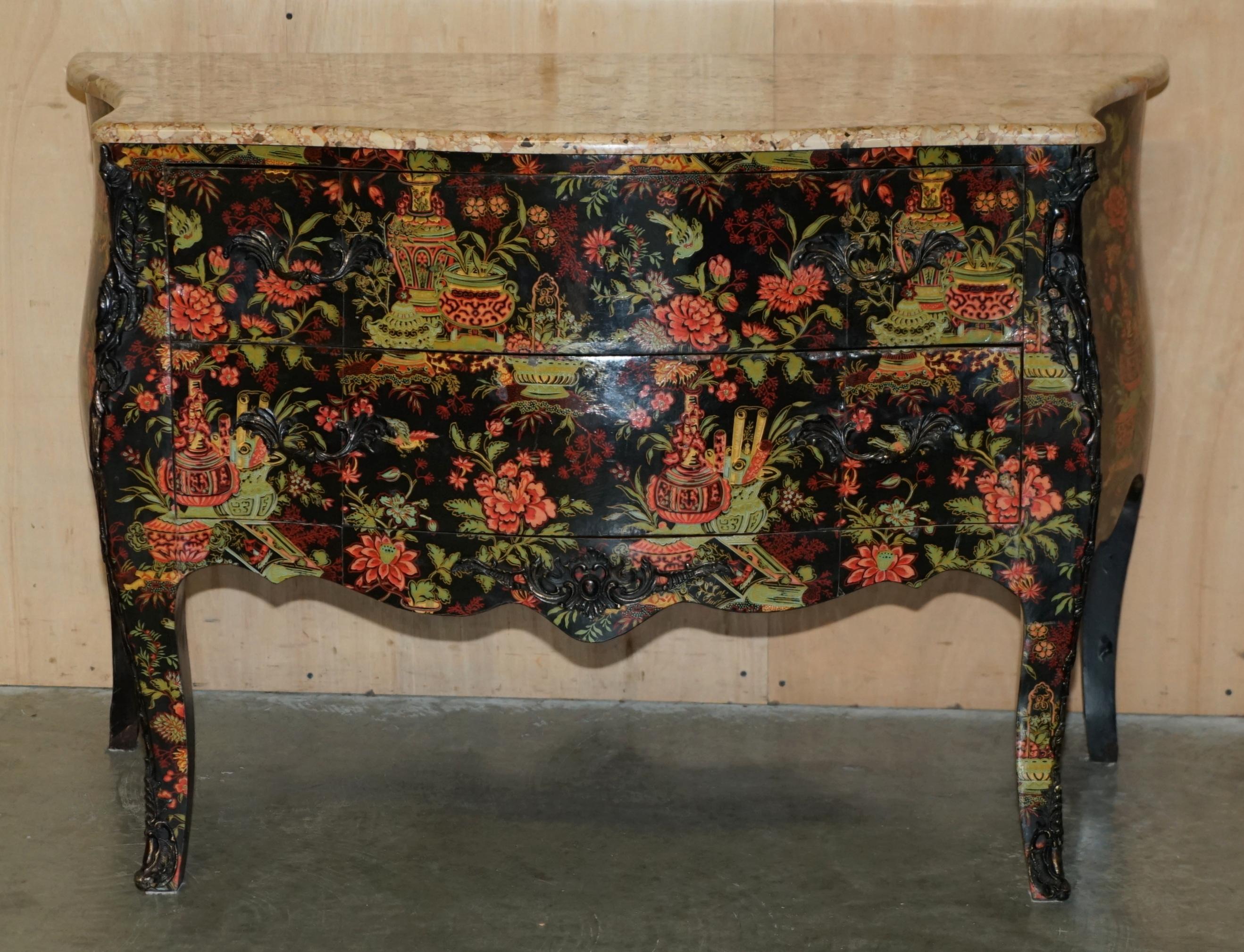 Casa Reale Antiquariato

The Royal House of Antiques è lieta di offrire in vendita questa splendida commode bombe di gusto cinese Chippendale, dipinta a mano e marmorizzata, probabilmente realizzata in Francia.

Tieni presente che le spese di
