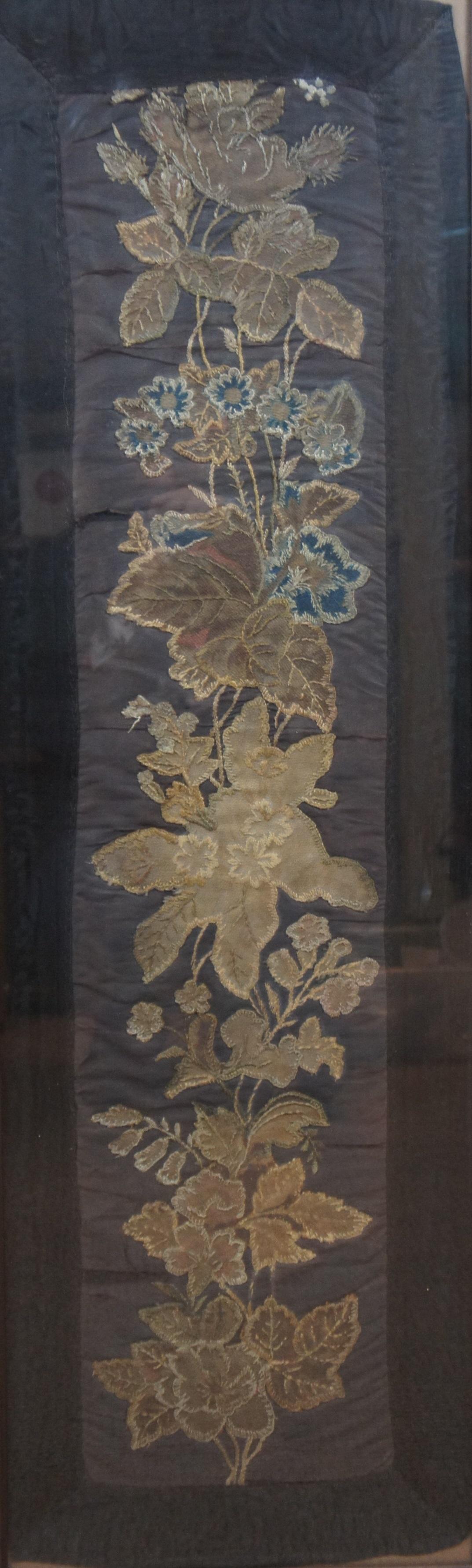 Soie Tapis de table chinois ancien à panneaux floraux brodés en soie style chinoiseries en vente