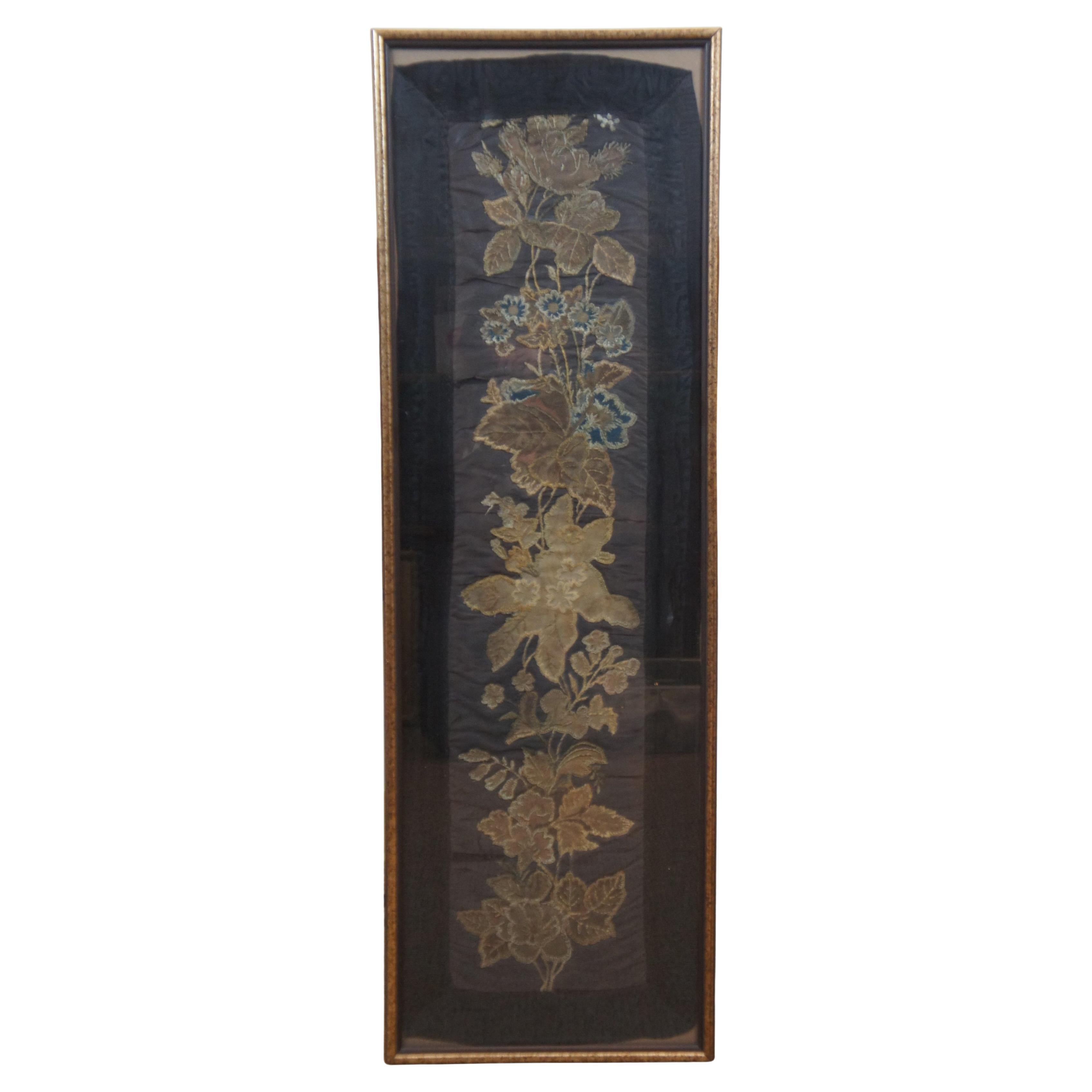 Tapis de table chinois ancien à panneaux floraux brodés en soie style chinoiseries